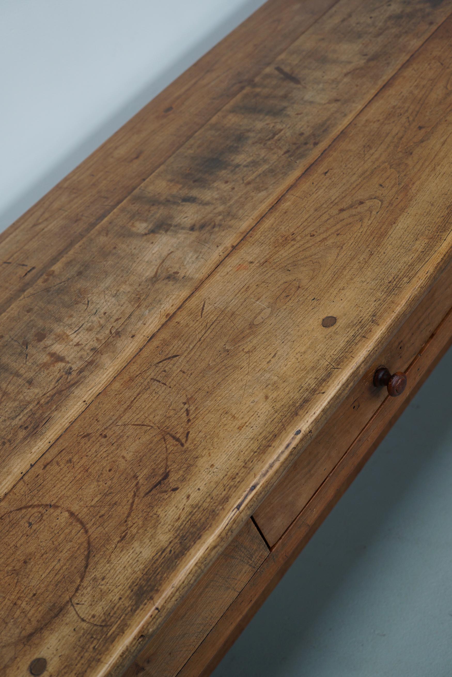 XIXe siècle Ancienne table à manger de ferme rustique française du 19ème siècle en orme en vente