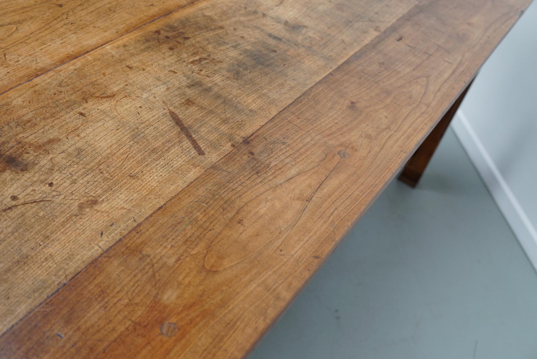 Ancienne table à manger de ferme rustique française du 19ème siècle en orme en vente 1
