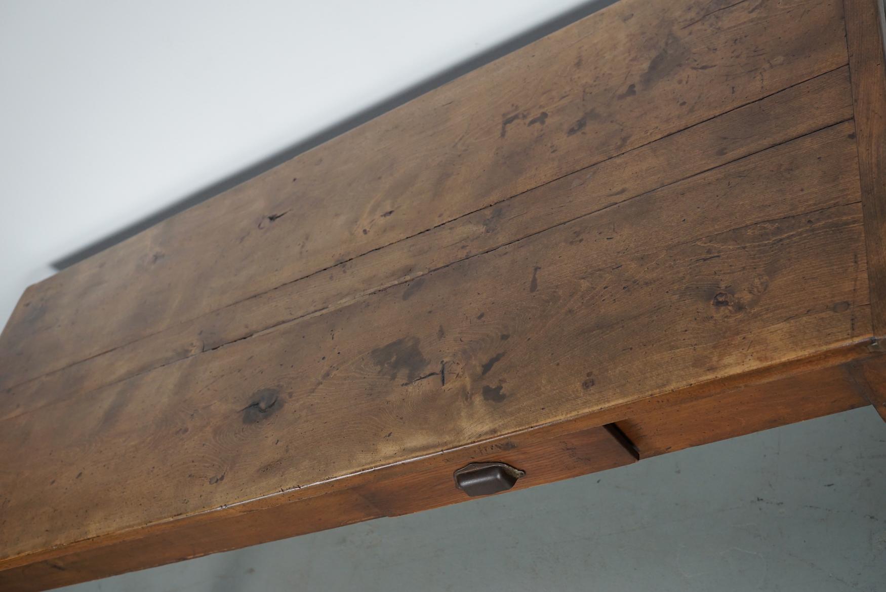 Ancienne table à manger de ferme rustique française du 19ème siècle en orme en vente 1