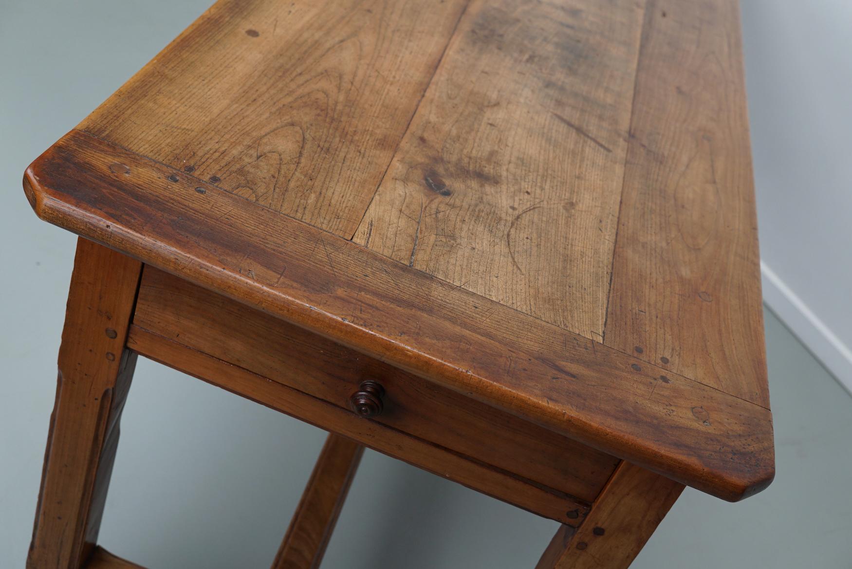 Ancienne table à manger de ferme rustique française du 19ème siècle en orme en vente 2