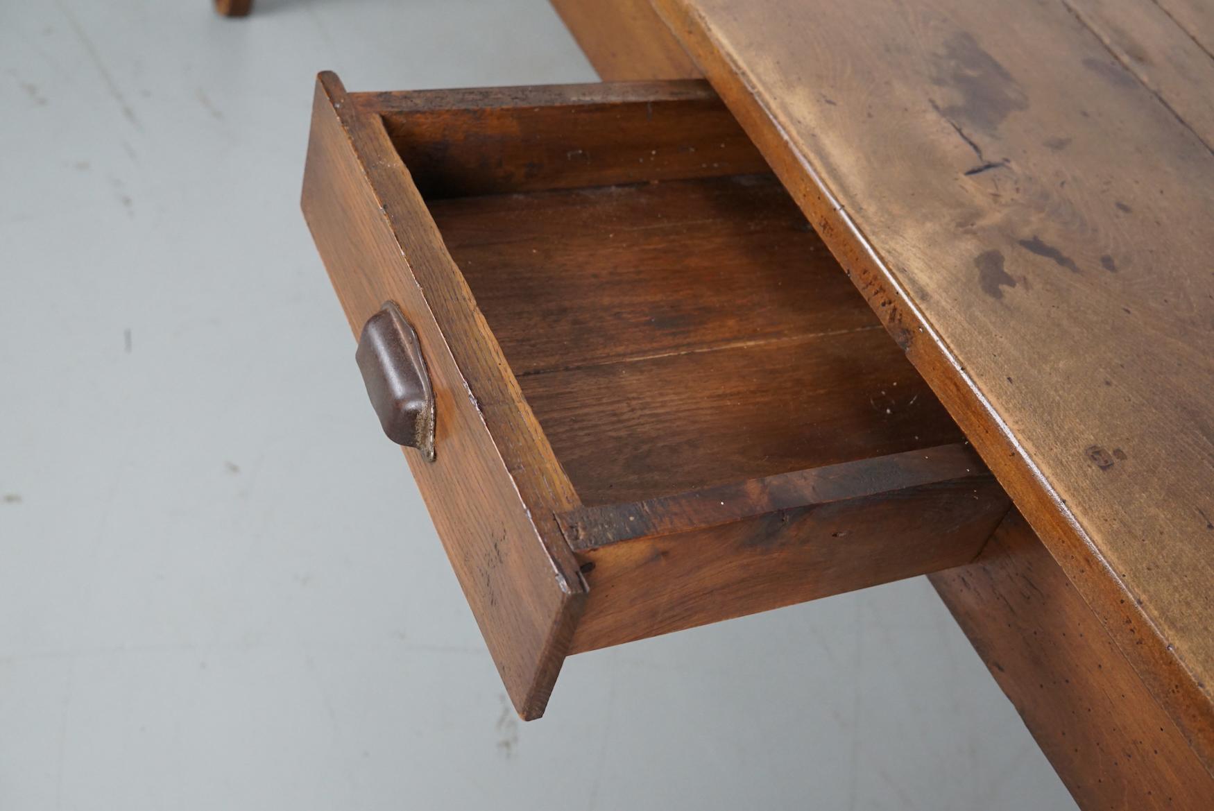 Ancienne table à manger de ferme rustique française du 19ème siècle en orme en vente 2