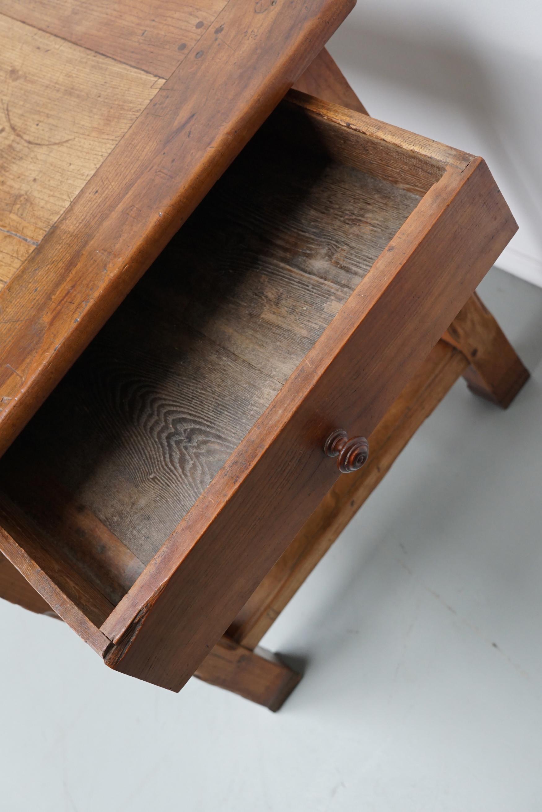 Ancienne table à manger de ferme rustique française du 19ème siècle en orme en vente 3