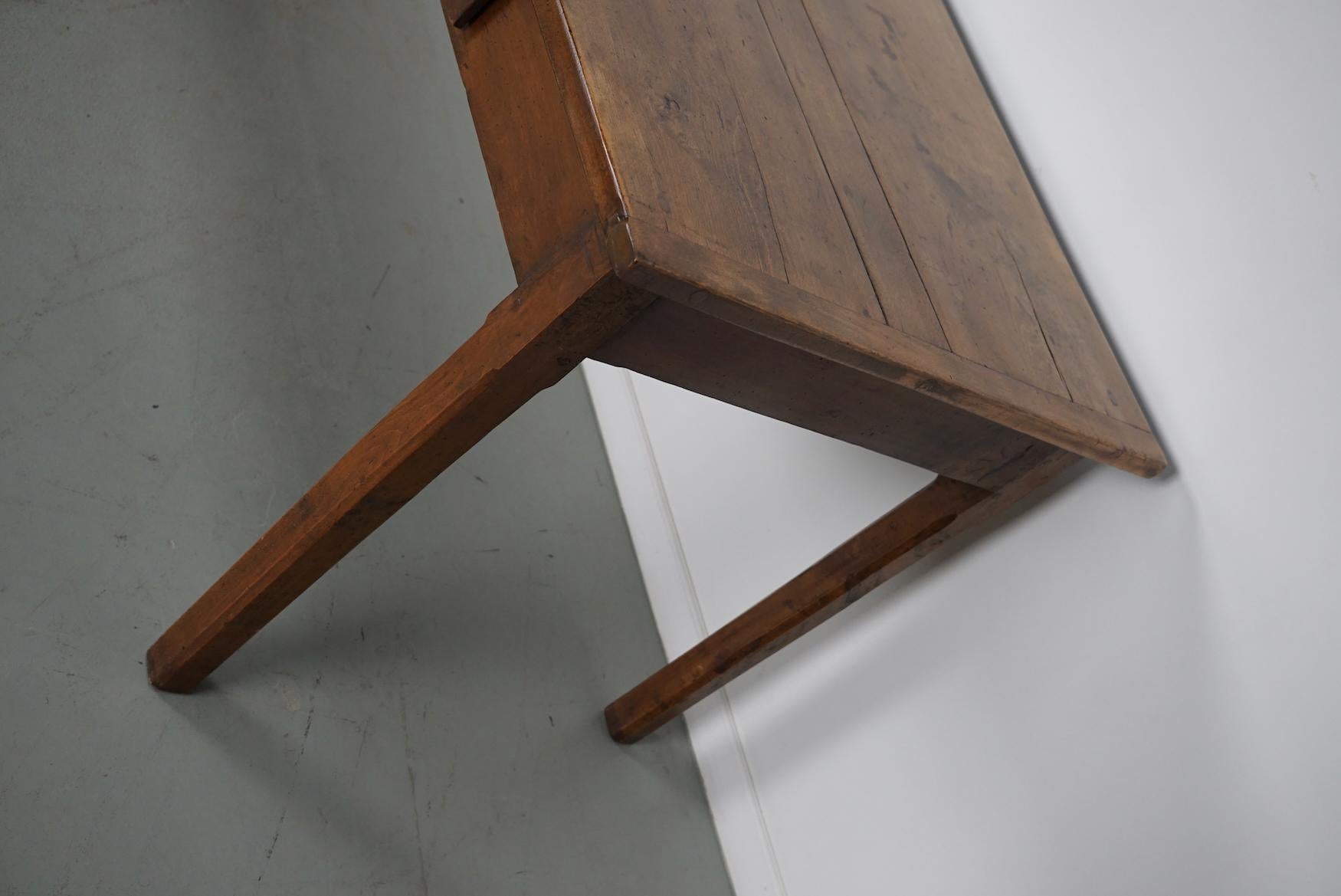 Ancienne table à manger de ferme rustique française du 19ème siècle en orme en vente 3