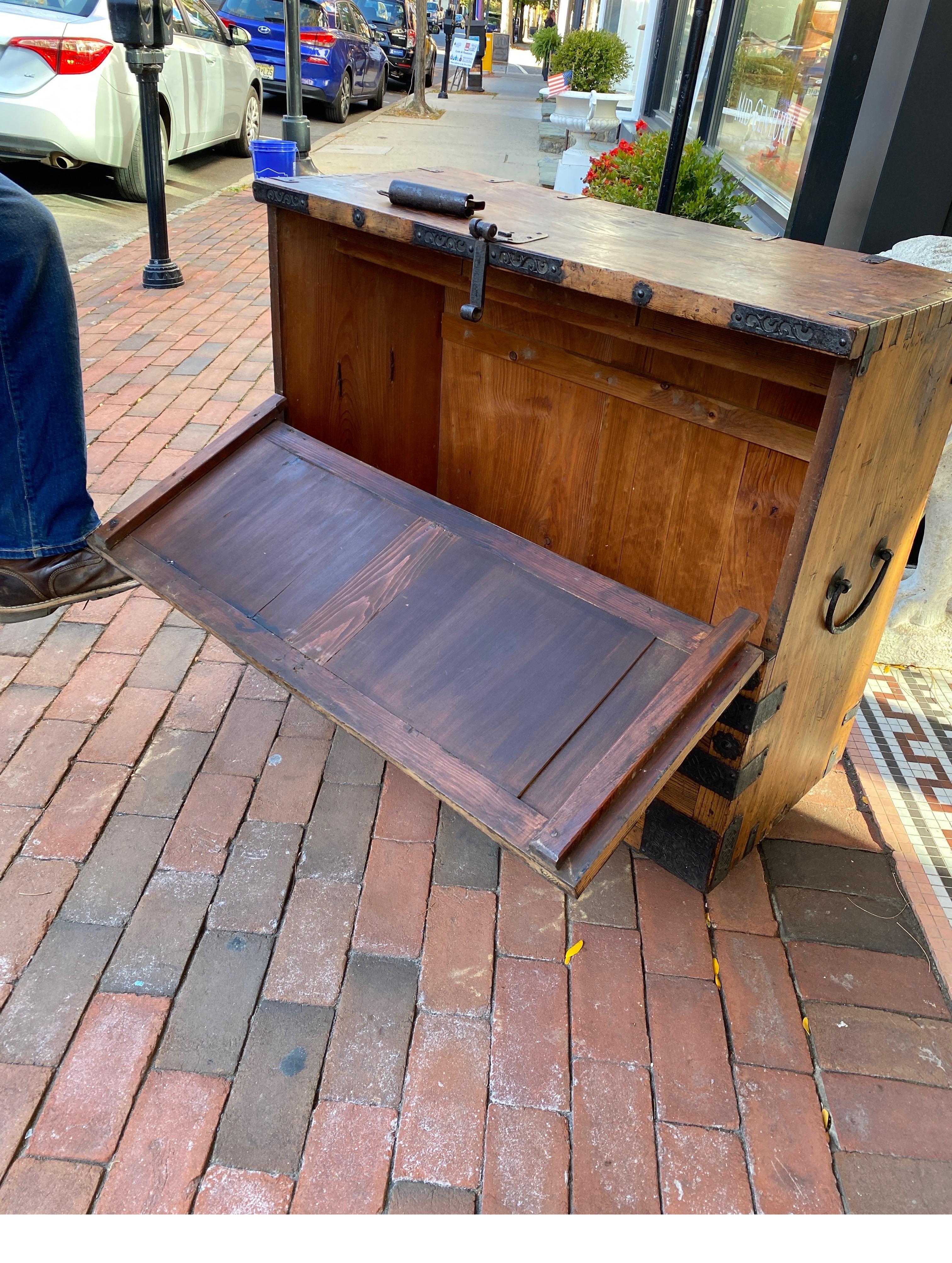 Antique Elm and Iron Korean Chest, Circa 1880 For Sale 5