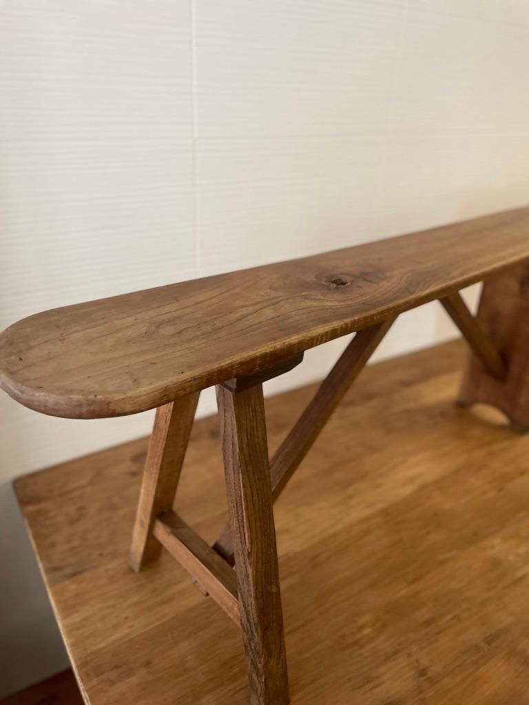 Banc ancien français fabriqué vers 1900.
Style fermier, probablement dans le sud de la France.
En état d'origine antique, solide et sain, avec une belle patine.
