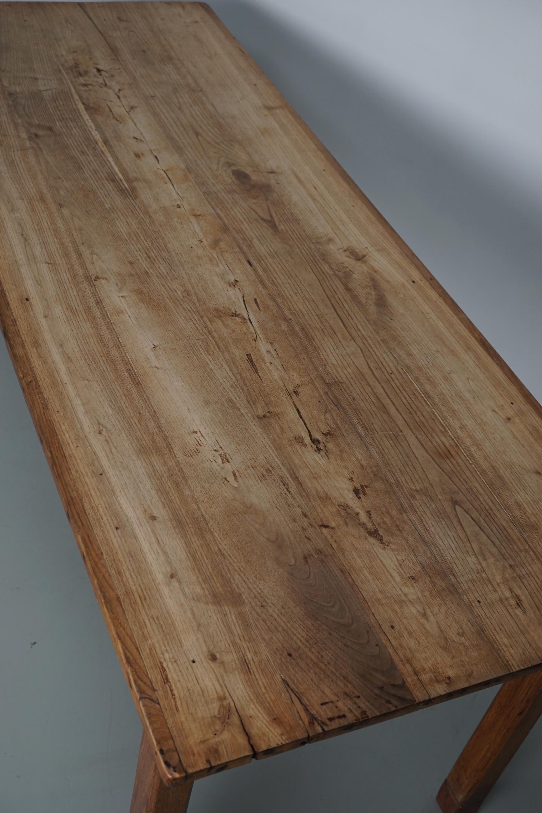 Table de salle à manger rustique française en orme du début du 20e siècle en vente 9