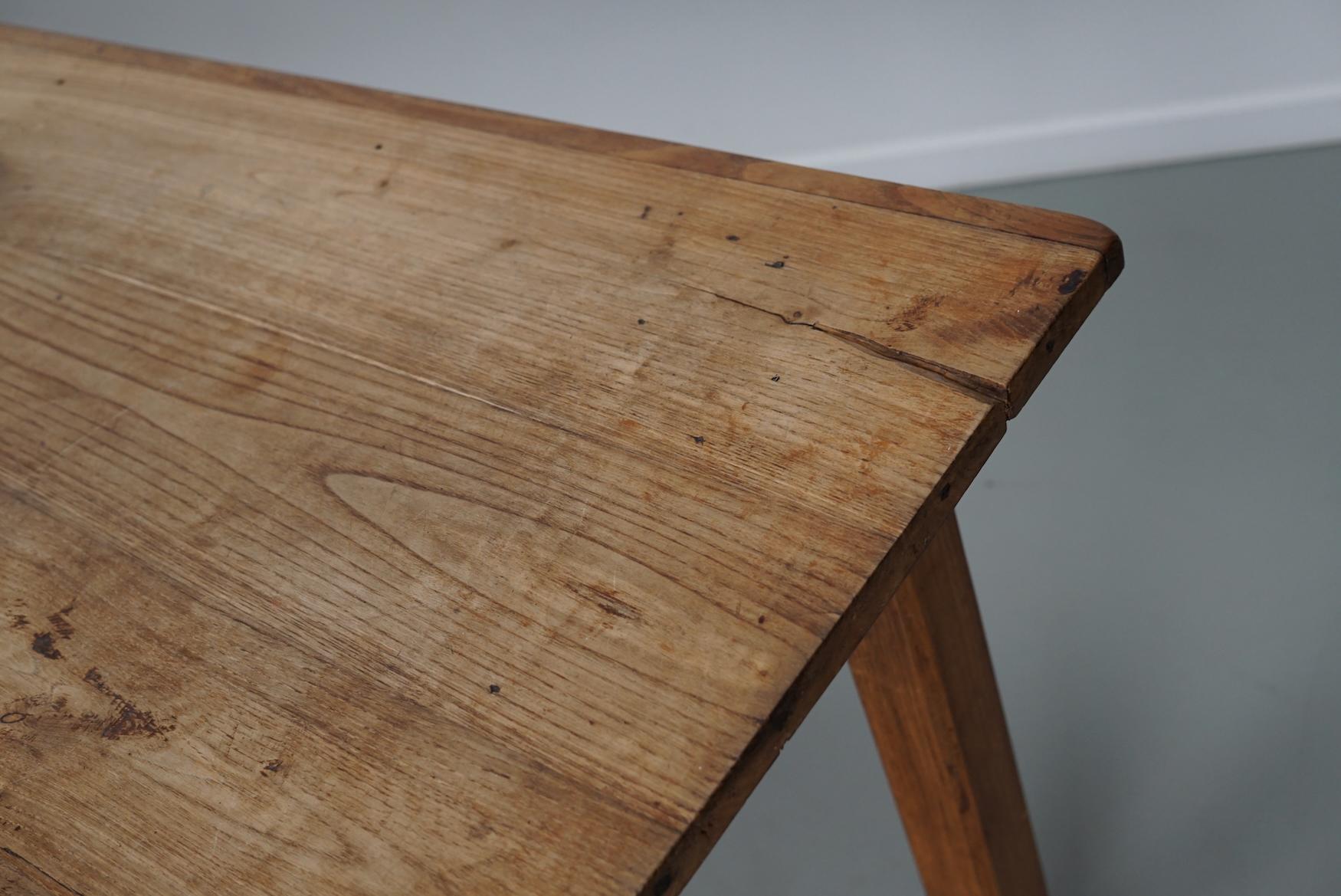 Table de salle à manger rustique française en orme du début du 20e siècle en vente 12