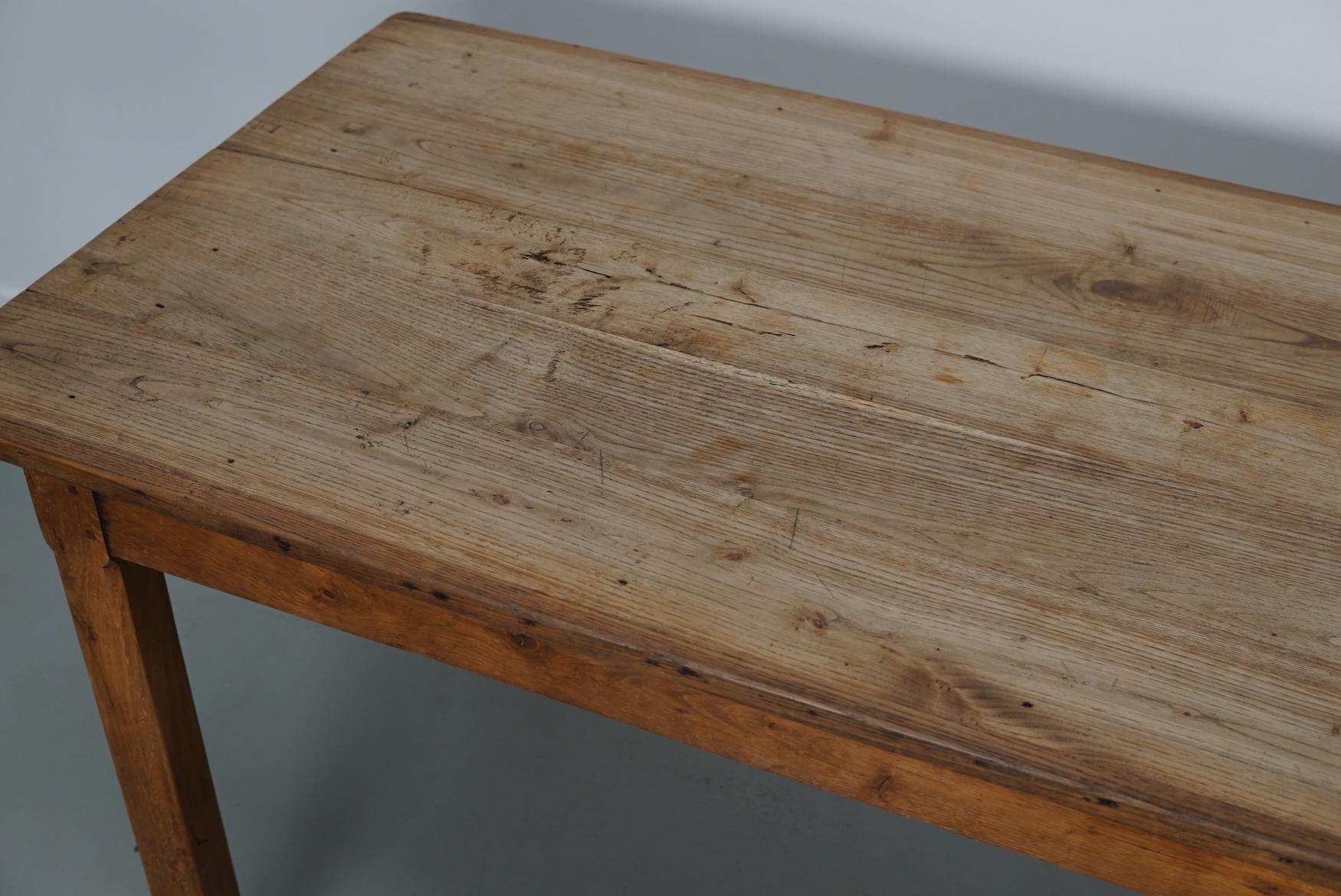 Table de salle à manger rustique française en orme du début du 20e siècle Bon état - En vente à Nijmegen, NL