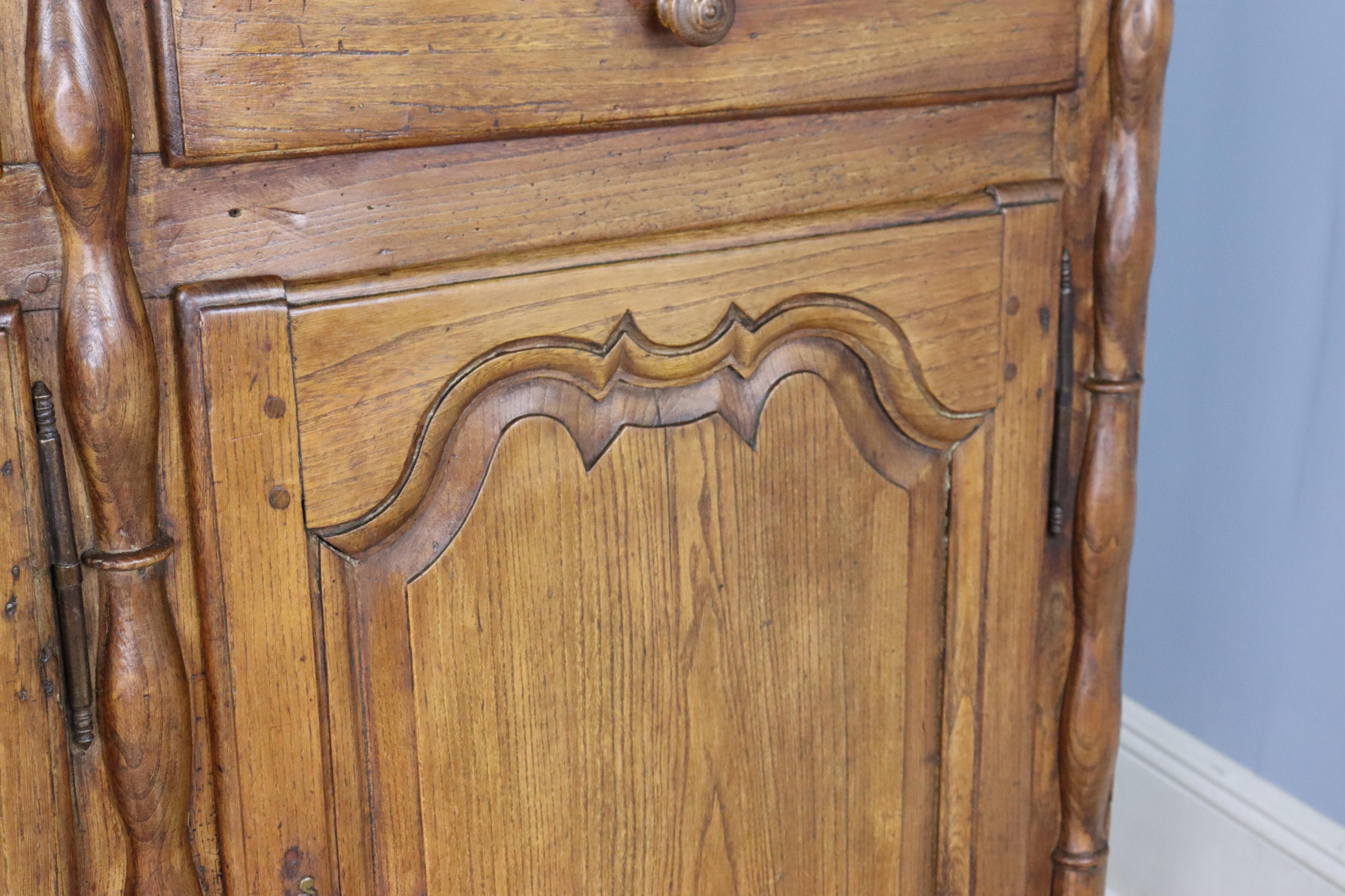 Enfilade ancienne en orme avec colonne de détails en vente 1