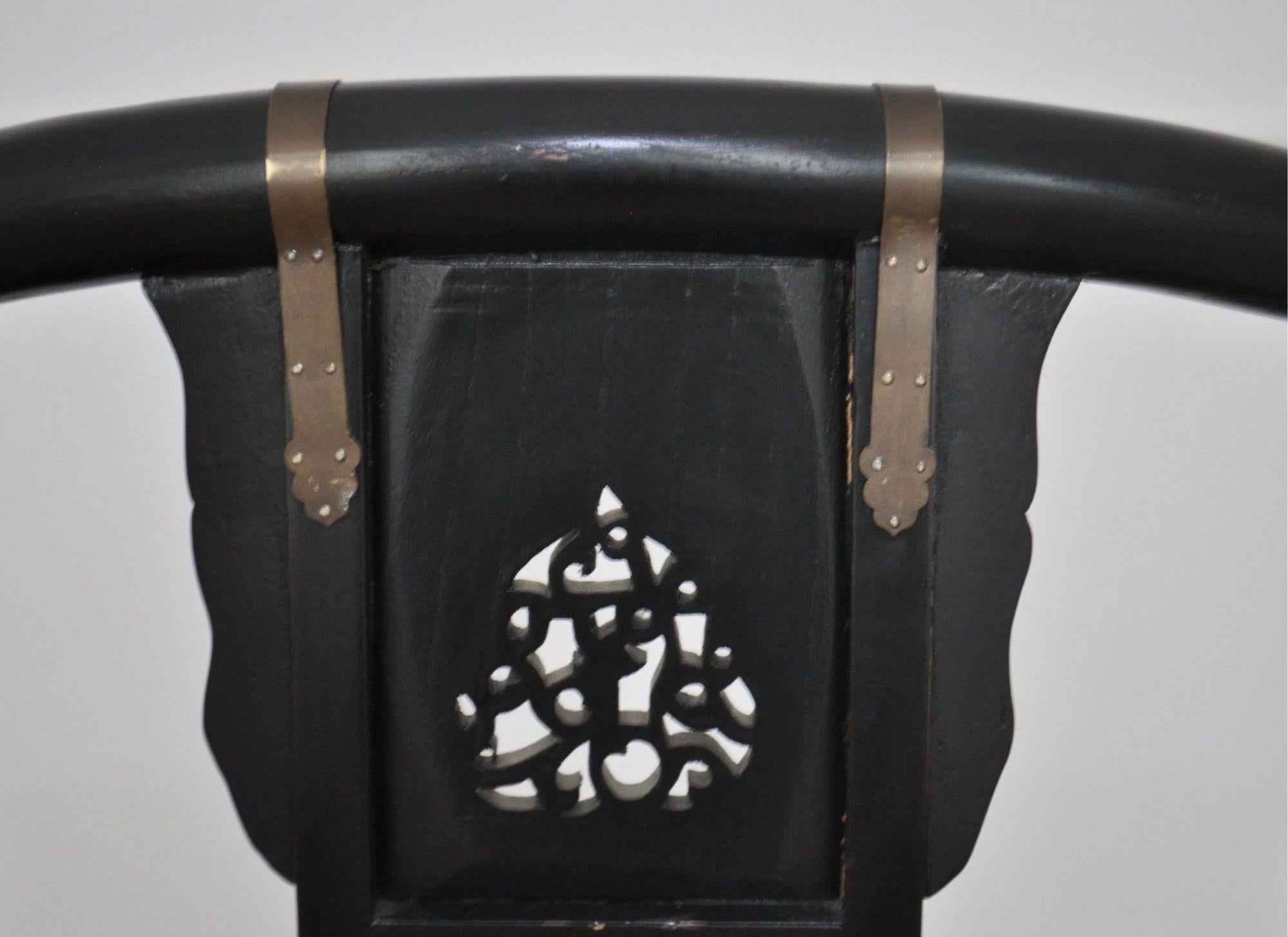 Ajoutez une touche de charme antique à votre intérieur avec ce superbe fauteuil pliant en orme, datant du début du 20e siècle.

Fabriqué à la main en Chine, ce fauteuil présente un design unique et raffiné, avec un siège pliant et des détails