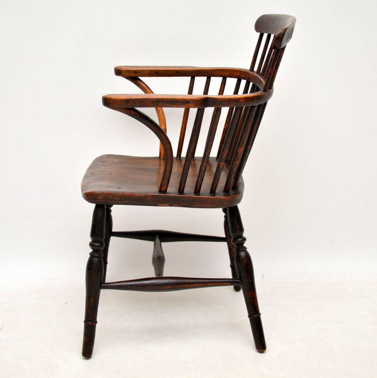 Dieser antike Windsor-Sessel mit Spindellehne ist ziemlich alt & Ich bin nicht sicher:: ob er aus dem 19. oder 18. Ich habe nur selten mit antiken Landhausmöbeln zu tun:: daher ist es schwierig:: sie genau zu datieren. Der Stuhl ist in gutem