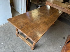 Mesa de comedor antigua con patas torneadas de olmo