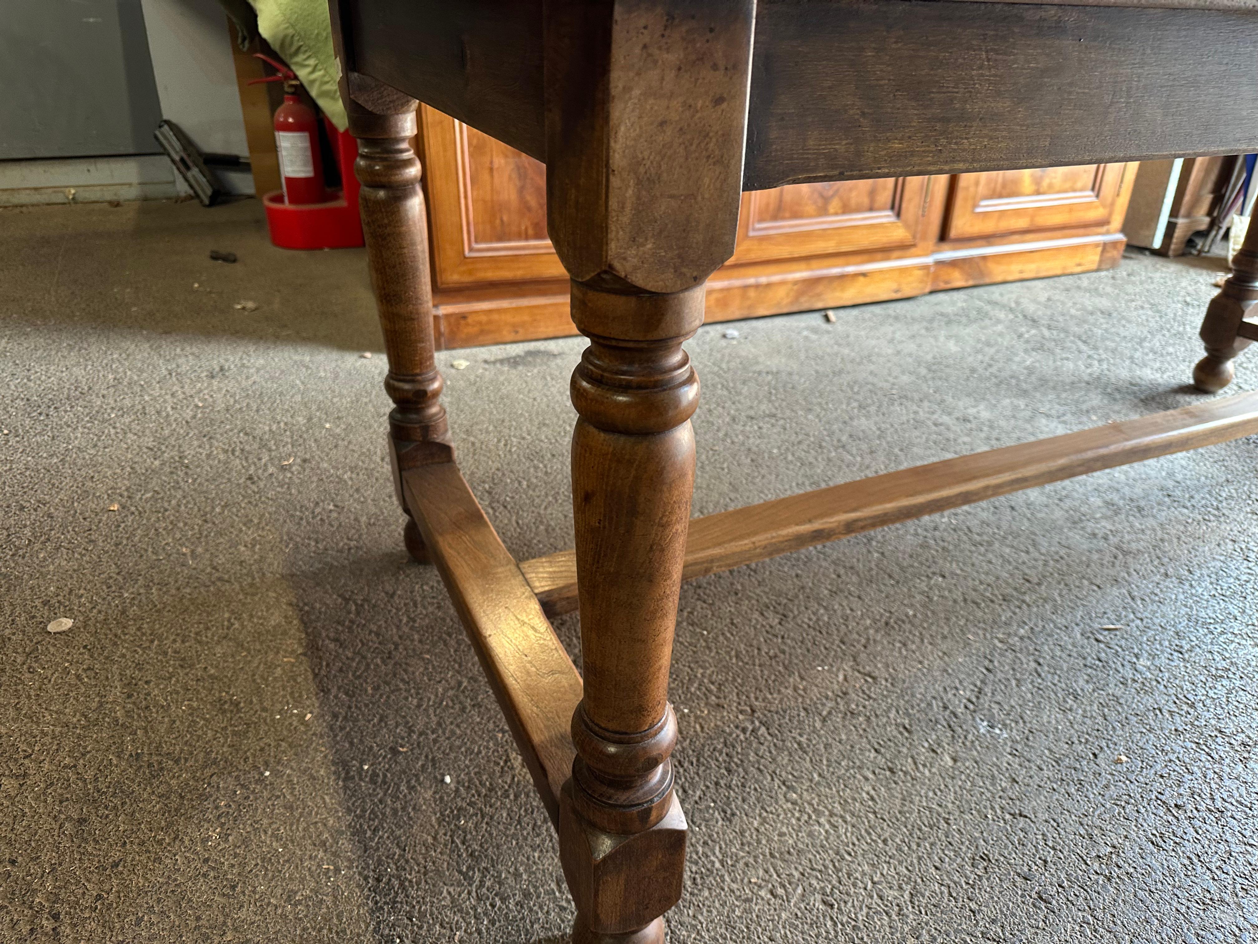 Country Antique Elm Turned Leg Dining Table en vente