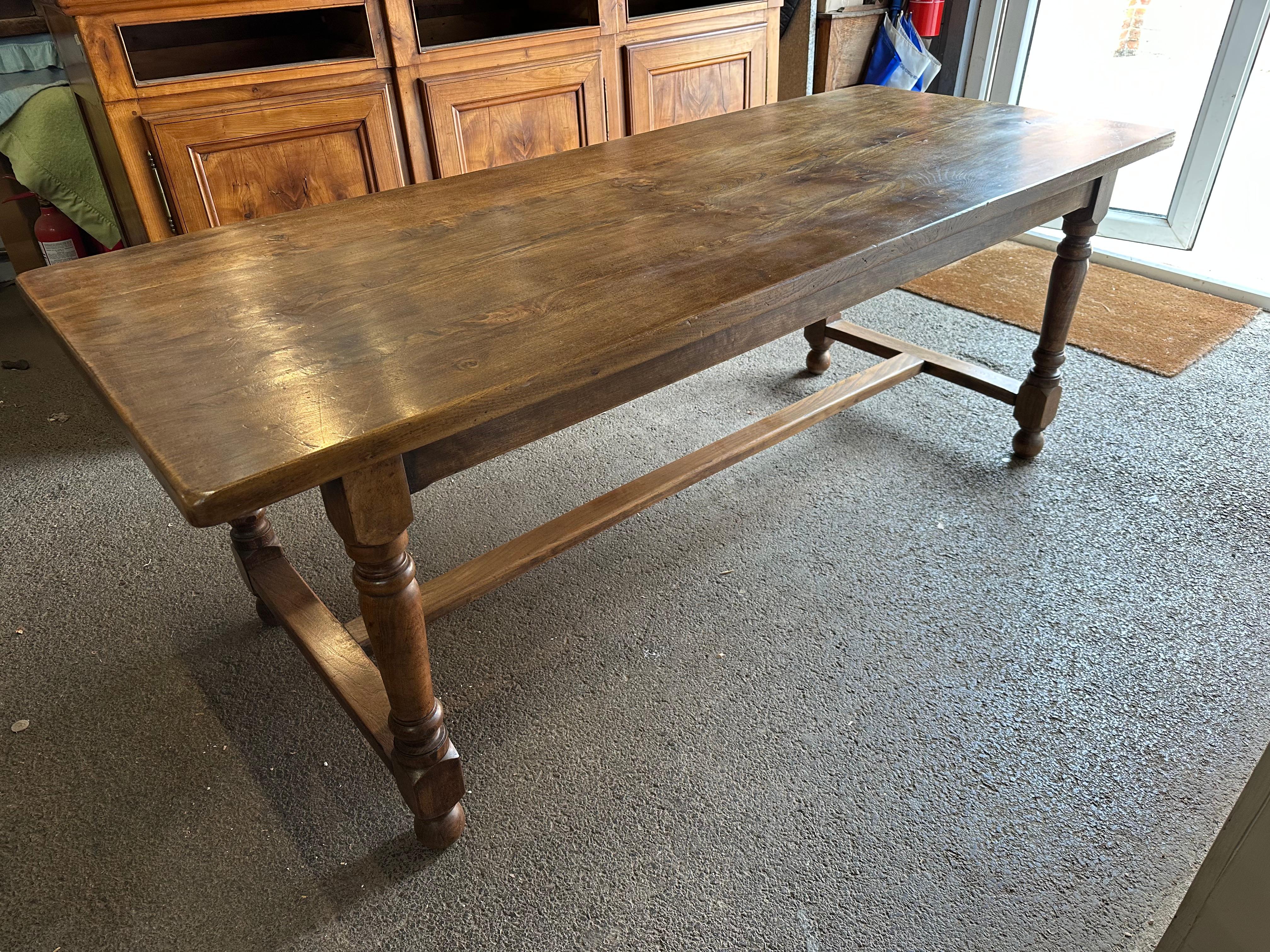 Anglais Antique Elm Turned Leg Dining Table en vente