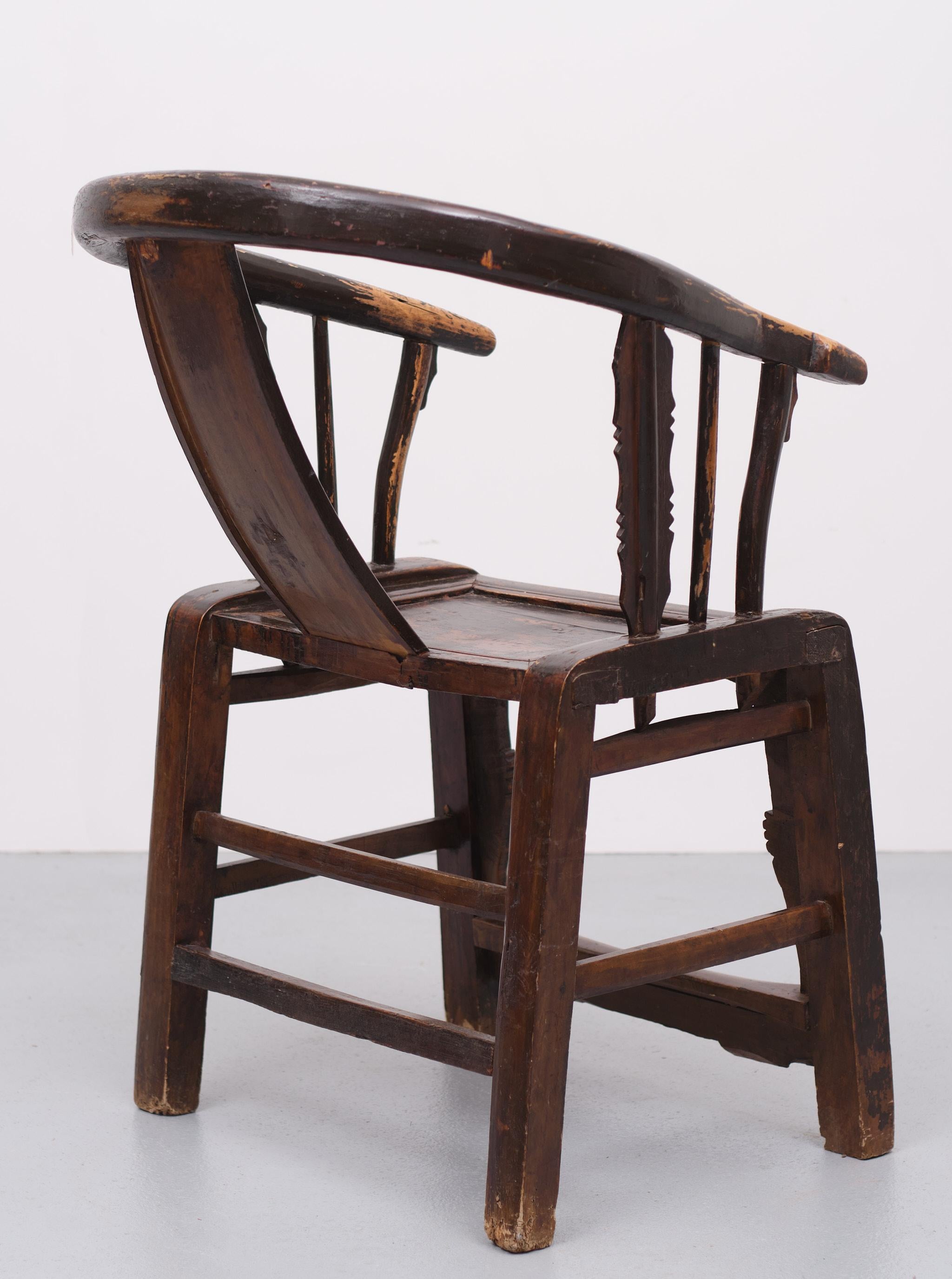 Antique Elm Wood Horse Shoe Armchair Chinese In Distressed Condition For Sale In Den Haag, NL