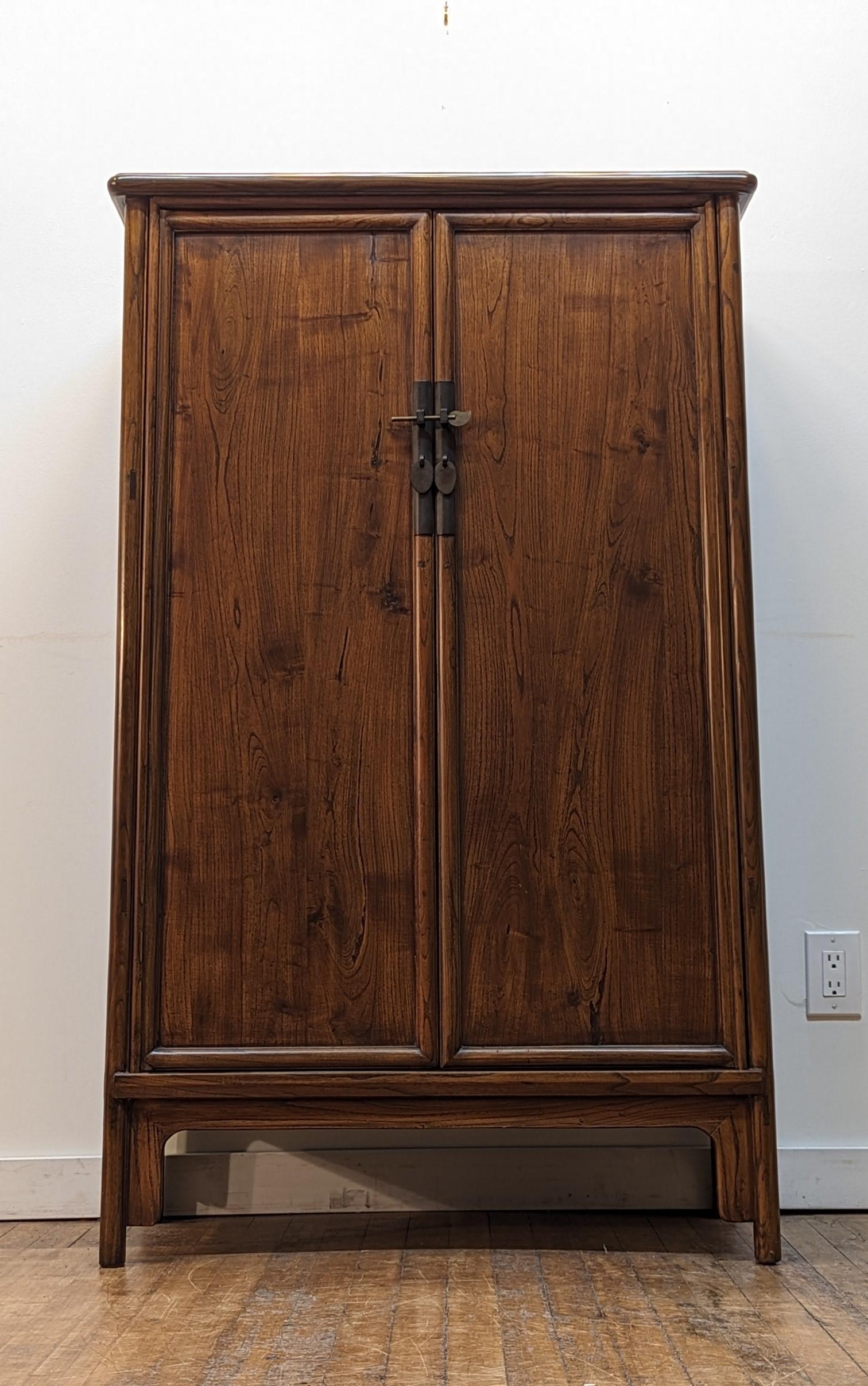 Ancienne armoire d'angle ronde en bois d'orme en vente 9