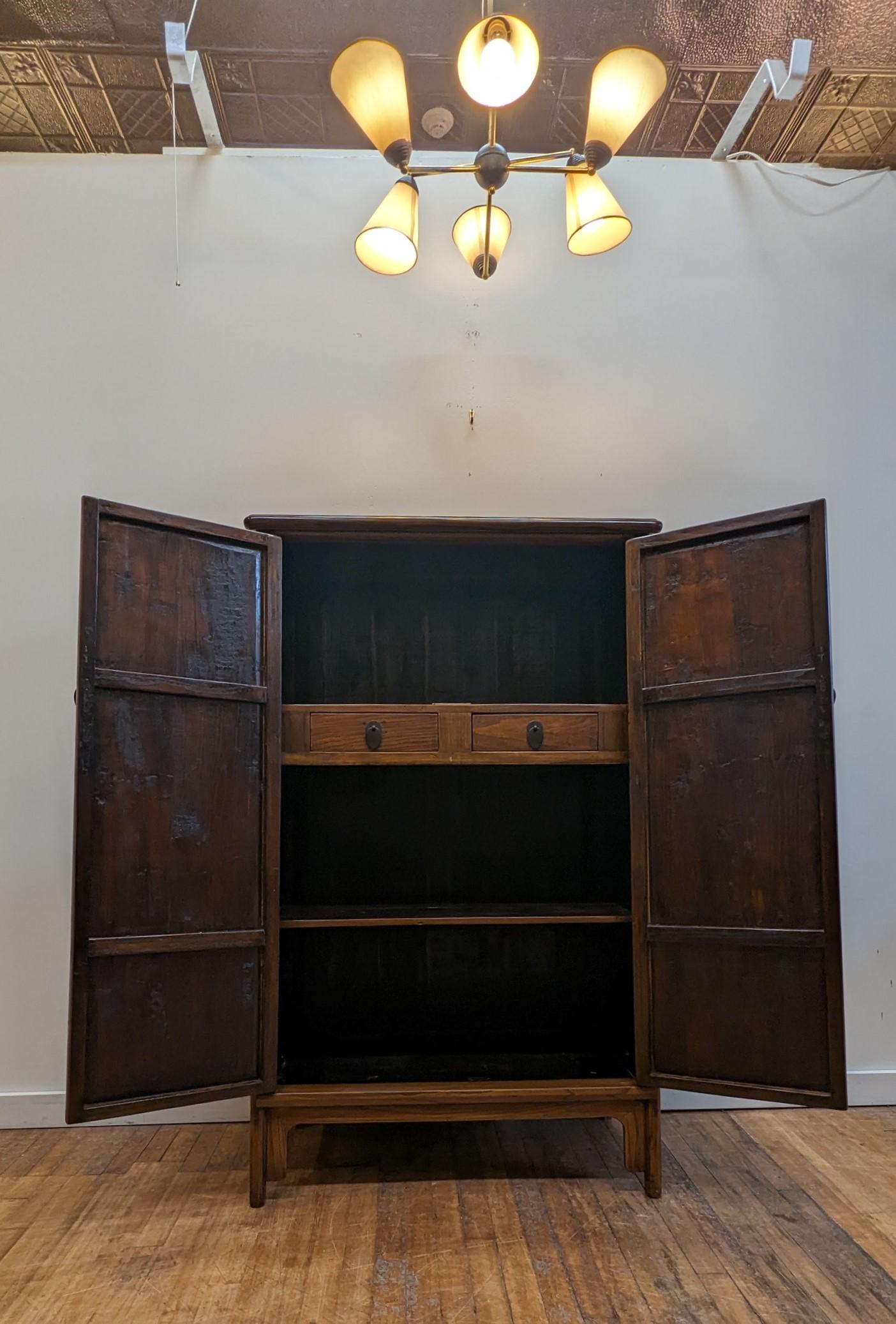 Ancienne armoire d'angle ronde en bois d'orme Bon état - En vente à New York, NY