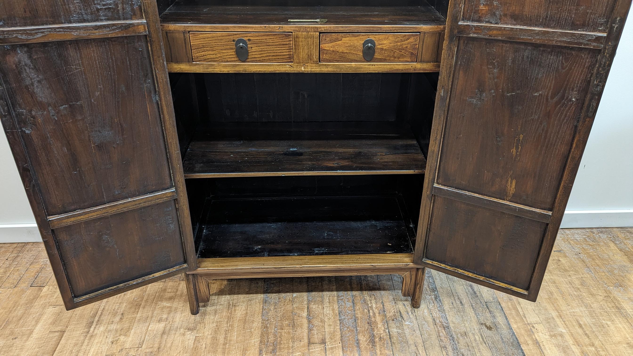 Antique Elm Wood Round Corner Cabinet In Good Condition For Sale In New York, NY