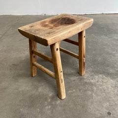 Antiker Ulmenholz-Hocker mit gealterter Platte