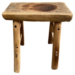 Antiker Ulmenholz-Hocker mit gealterter Platte