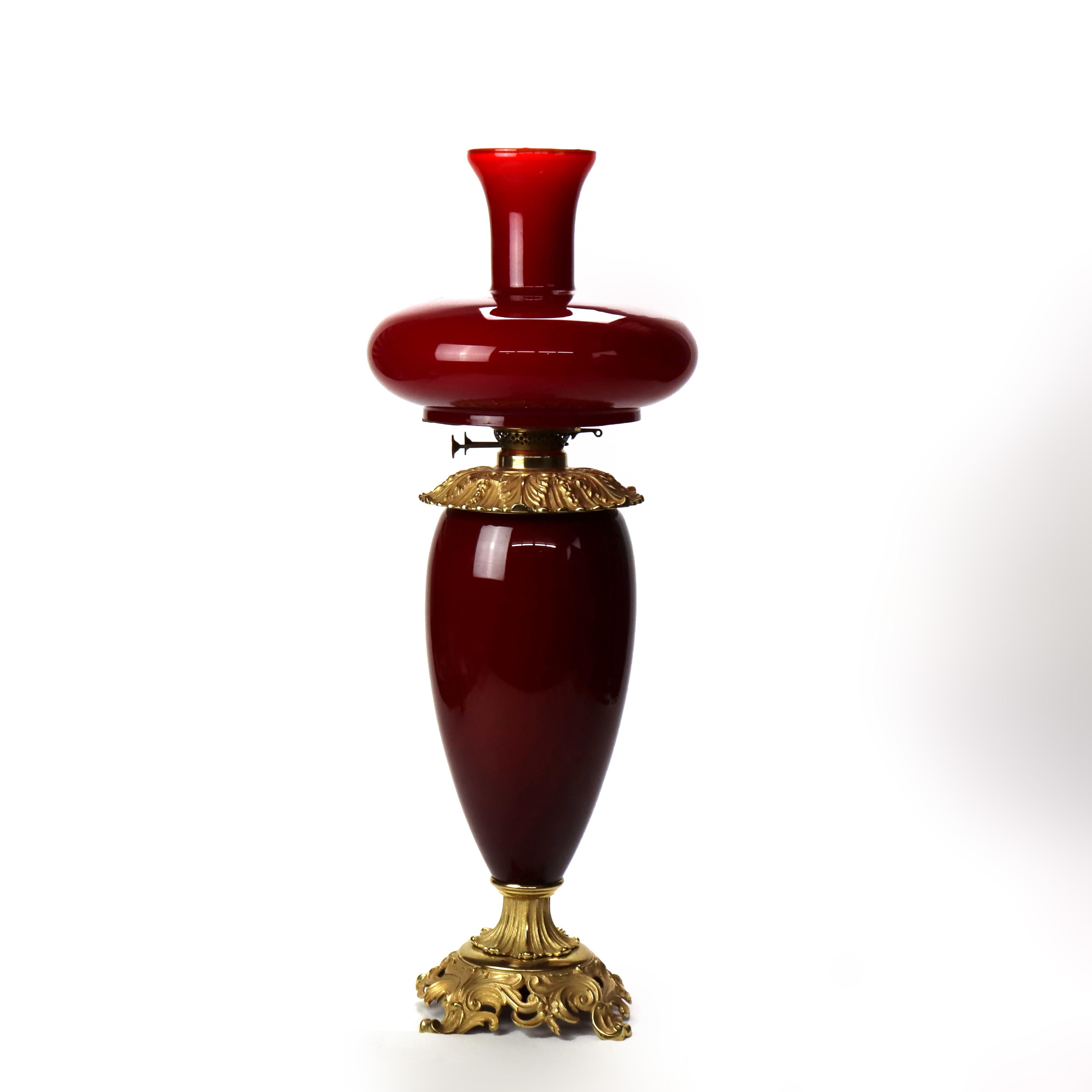 Antiguo E.M. & Co. Lámpara de aceite de cristal rojo de Apolo 