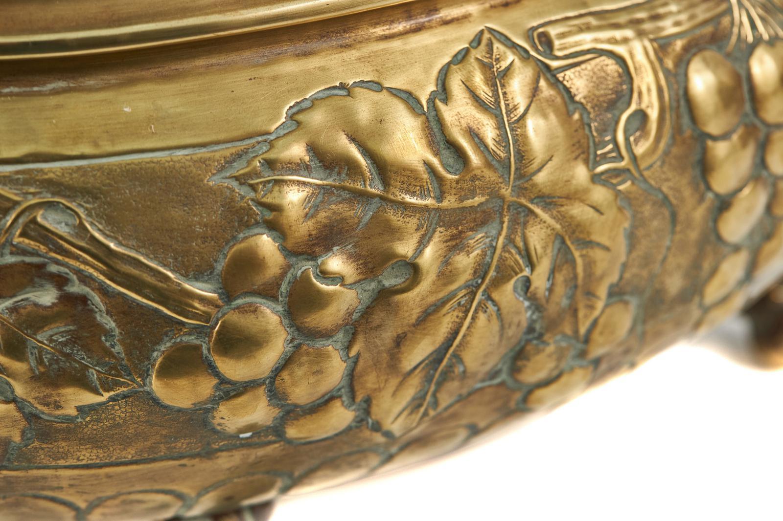 XIXe siècle Jardinière en laiton gaufré antique en vente