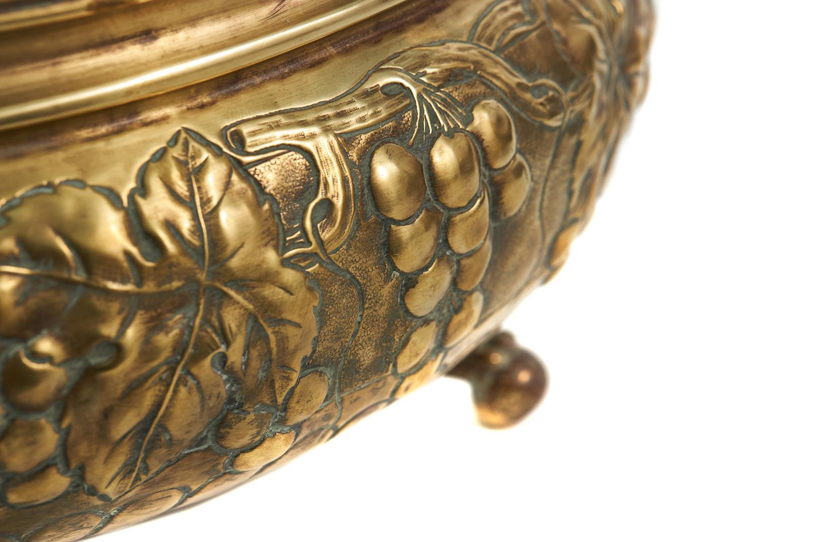 Laiton Jardinière en laiton gaufré antique en vente