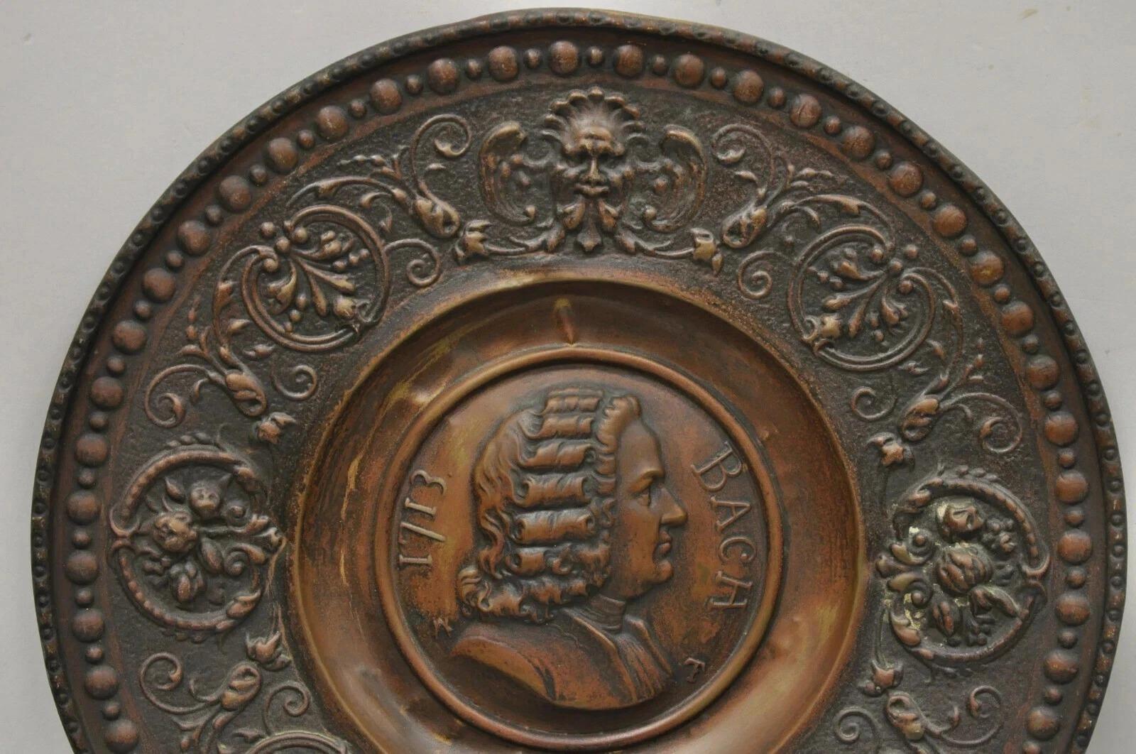 Antique Embossed Copper Neoclassical Bach and Haendel Charger Plates - a Pair im Zustand „Gut“ im Angebot in Philadelphia, PA