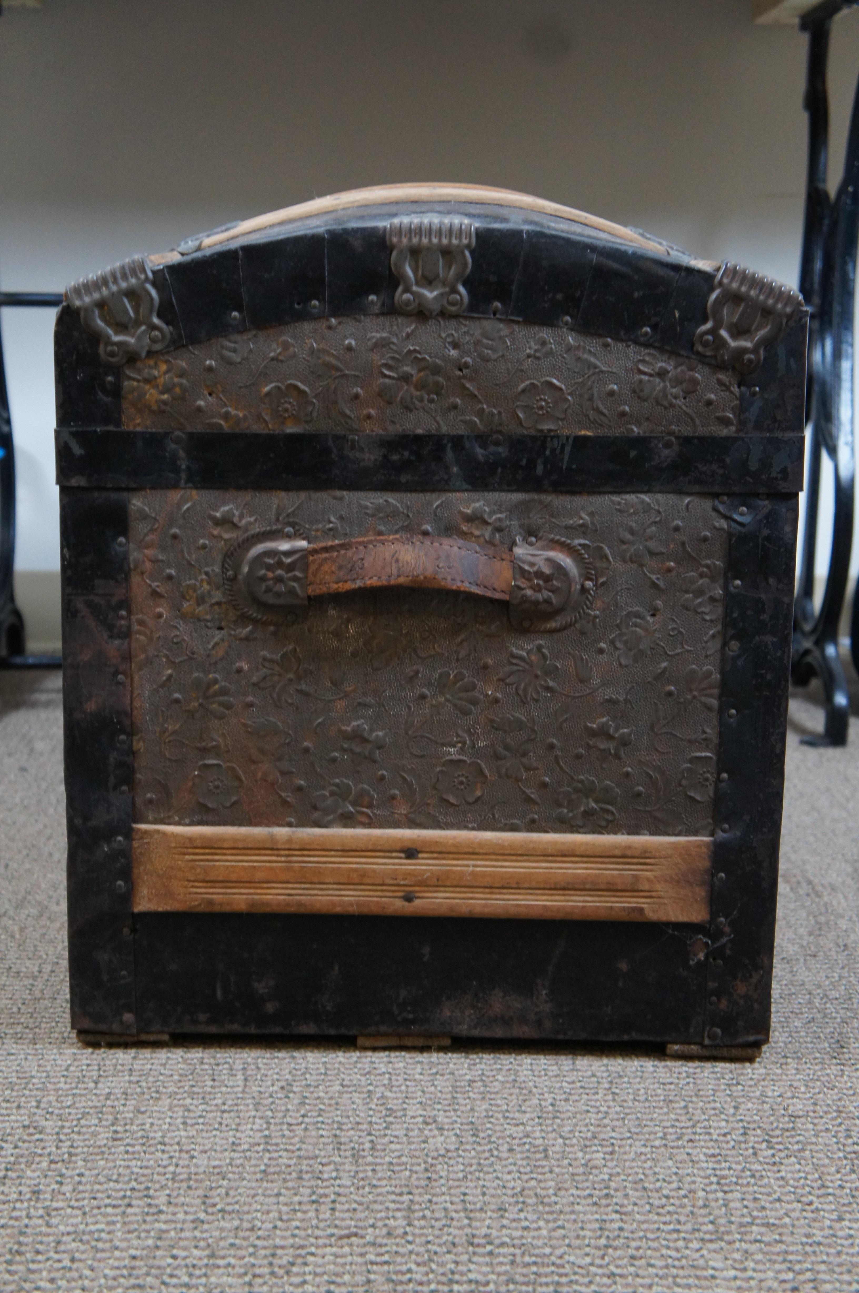 Coffre à vapeur avec insert en métal gaufré antique avec bandeau en Oak Dome Bon état - En vente à Dayton, OH