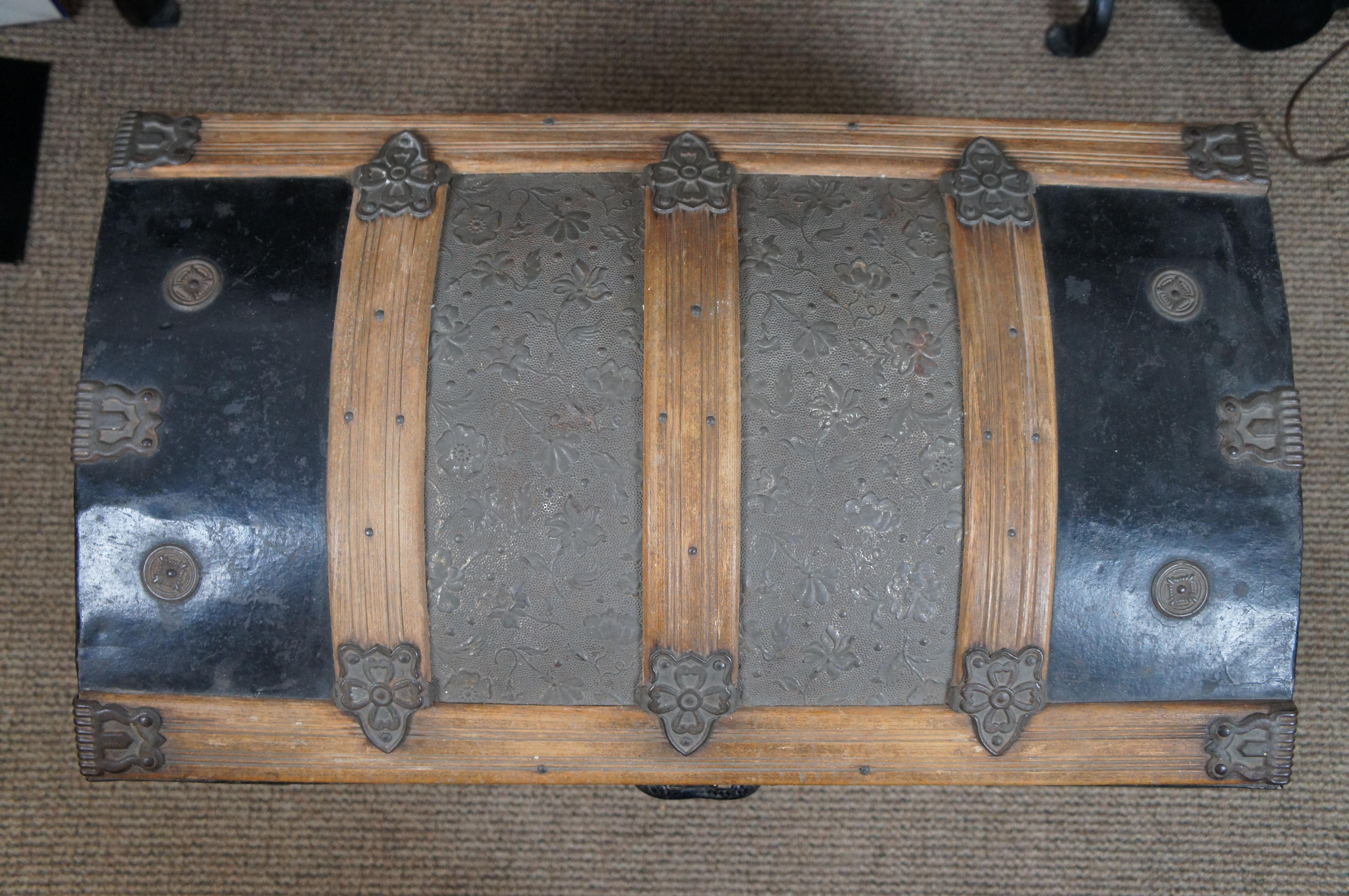 Coffre à vapeur avec insert en métal gaufré antique avec bandeau en Oak Dome en vente 1