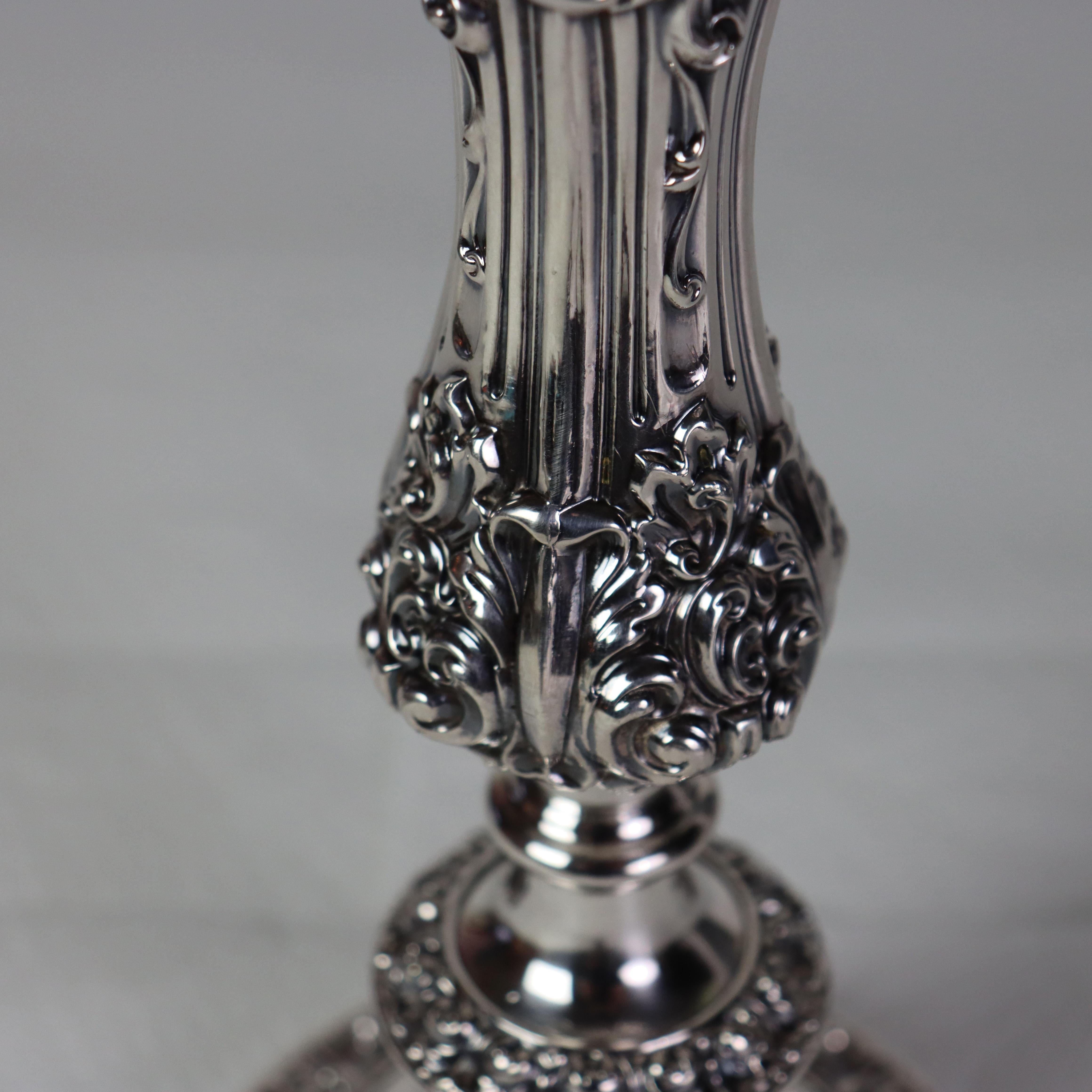 Bougeoir ancien en métal argenté gaufré avec abat-jour en verre gravé de feuilles et de raisins, datant de 1890.   
Dimensions - 21,5 