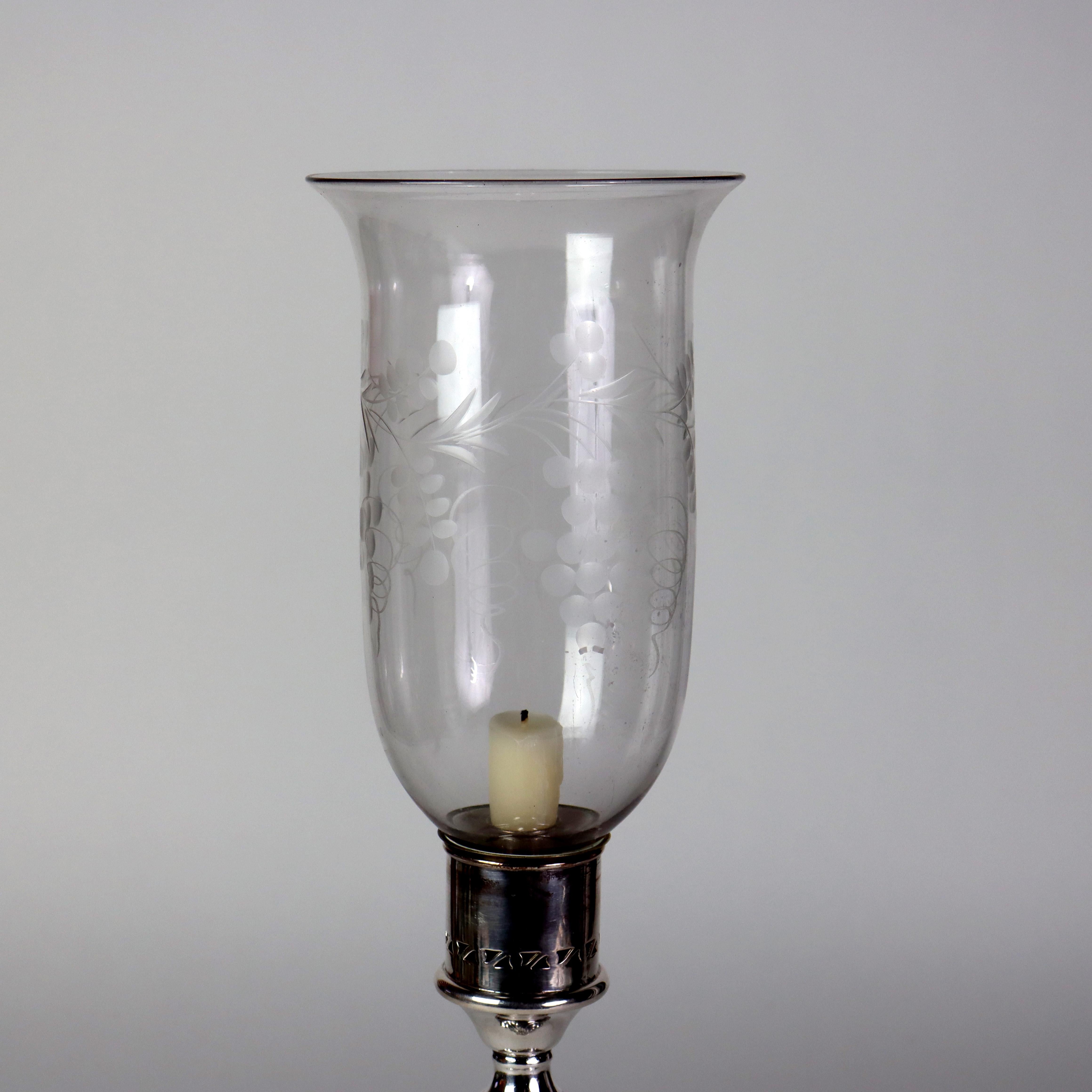Bougeoir ancien en métal argenté gaufré avec abat-jour gravé de feuilles et de raisins C1890 Bon état - En vente à Big Flats, NY