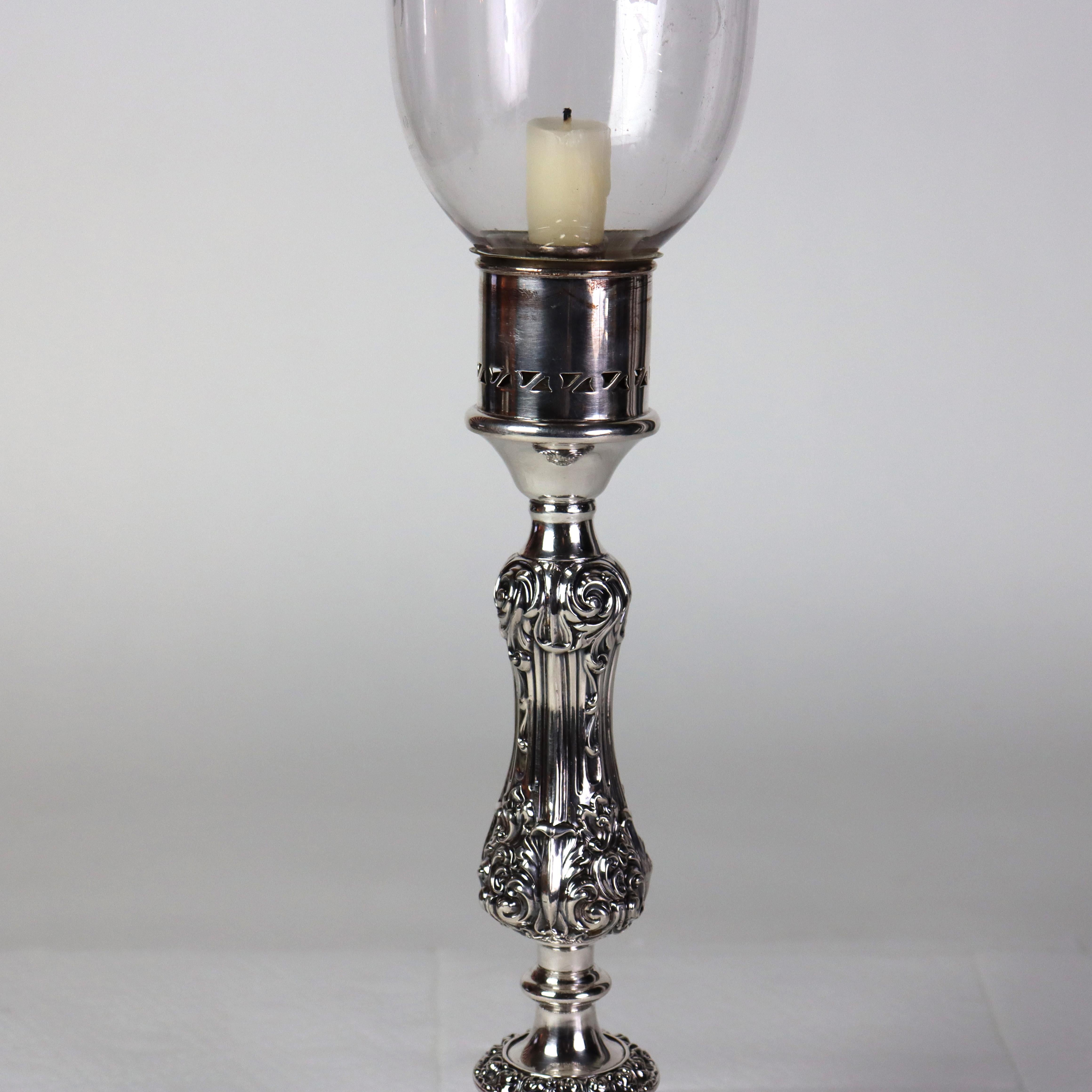 XIXe siècle Bougeoir ancien en métal argenté gaufré avec abat-jour gravé de feuilles et de raisins C1890 en vente