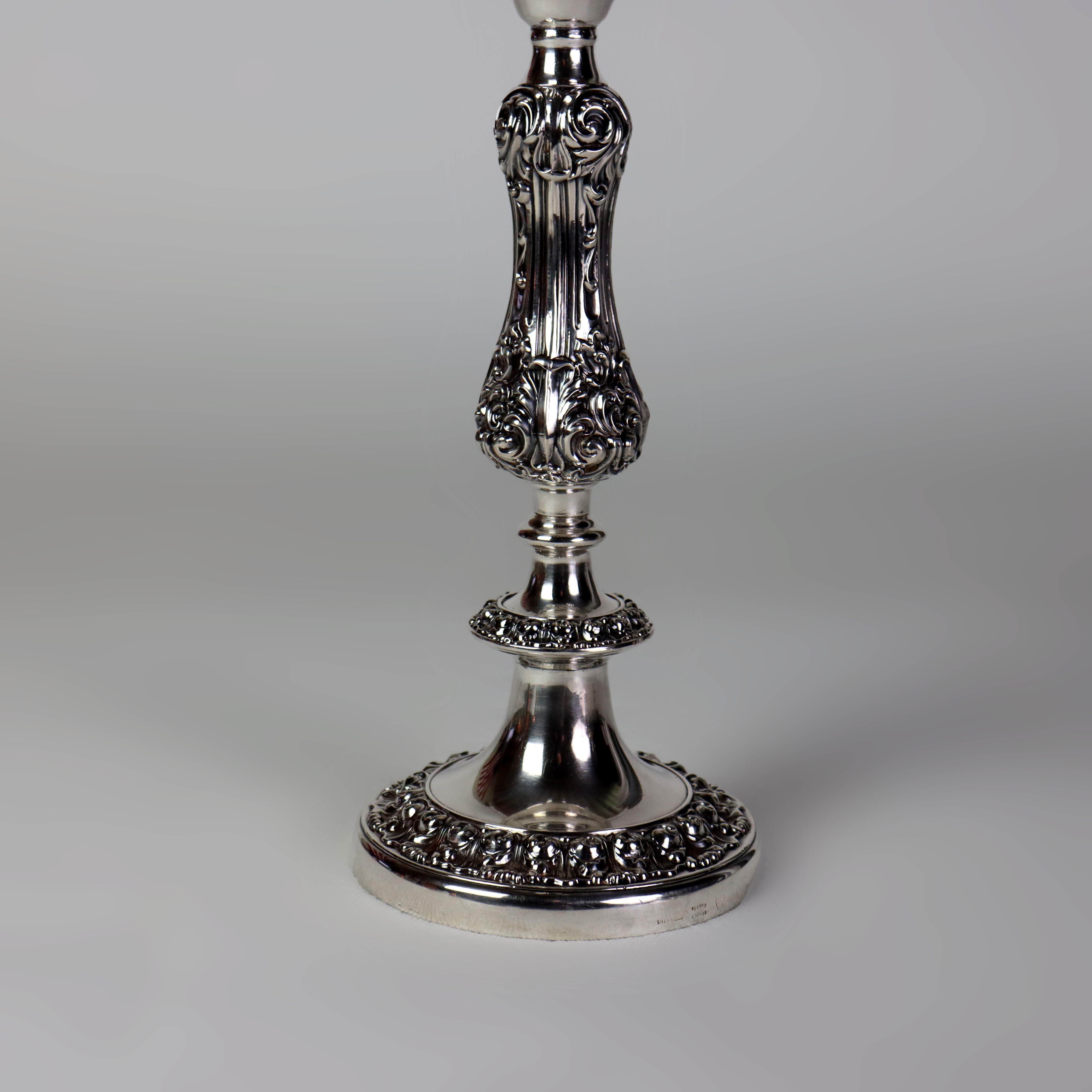Plaqué argent Bougeoir ancien en métal argenté gaufré avec abat-jour gravé de feuilles et de raisins C1890 en vente