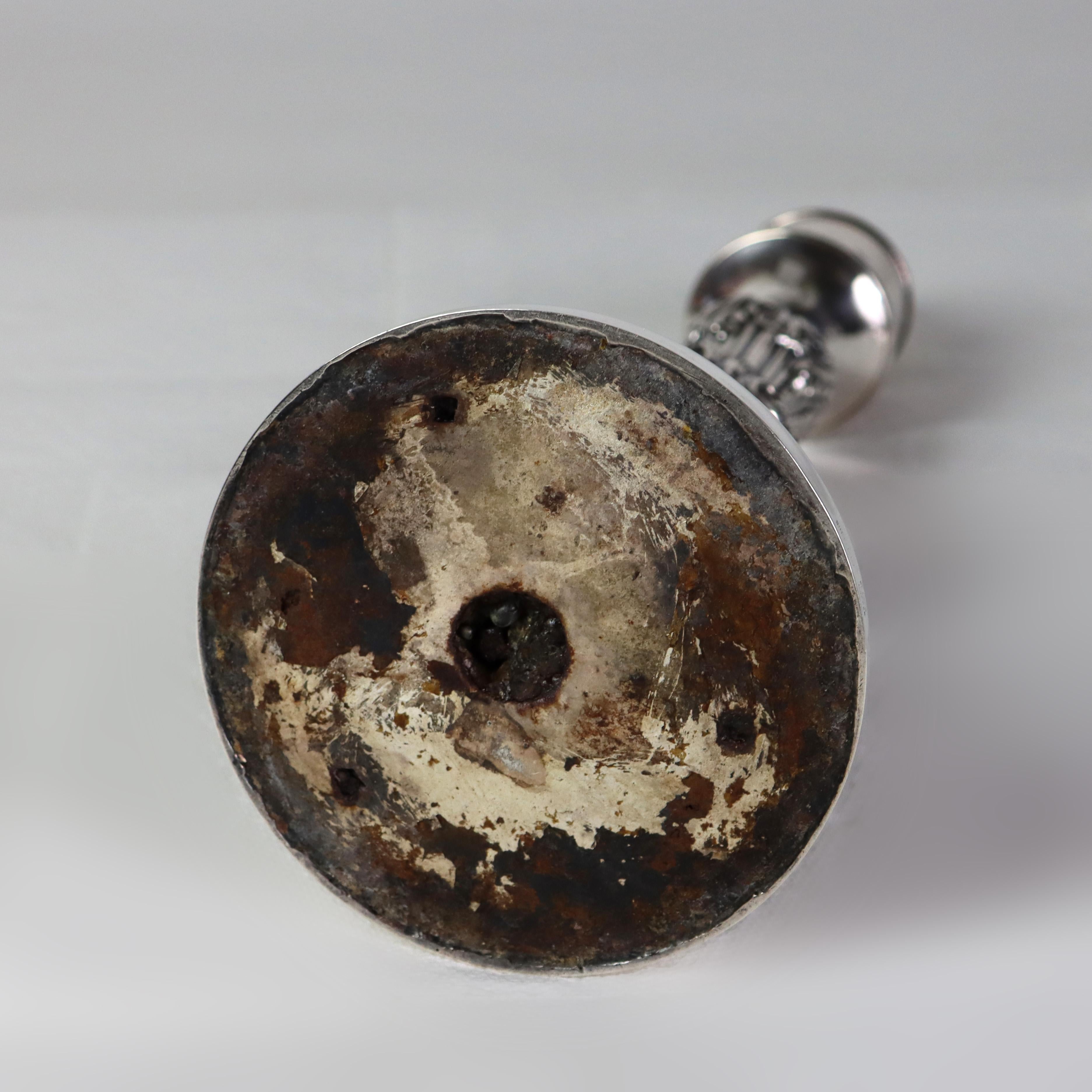 Bougeoir ancien en métal argenté gaufré avec abat-jour gravé de feuilles et de raisins C1890 en vente 2