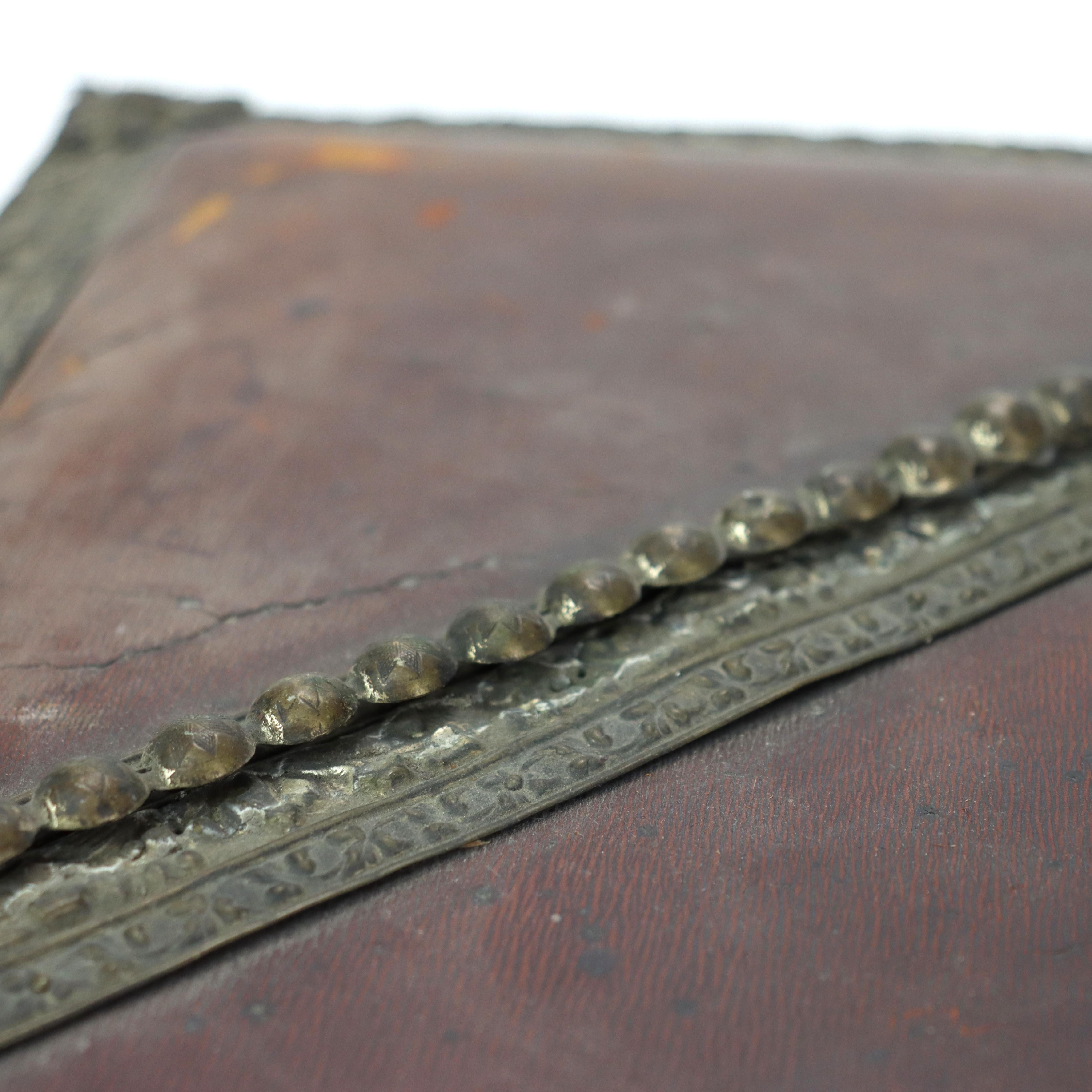 Album photo ancien en métal argenté embossé et cuir dans un coffret C1880 en vente 5