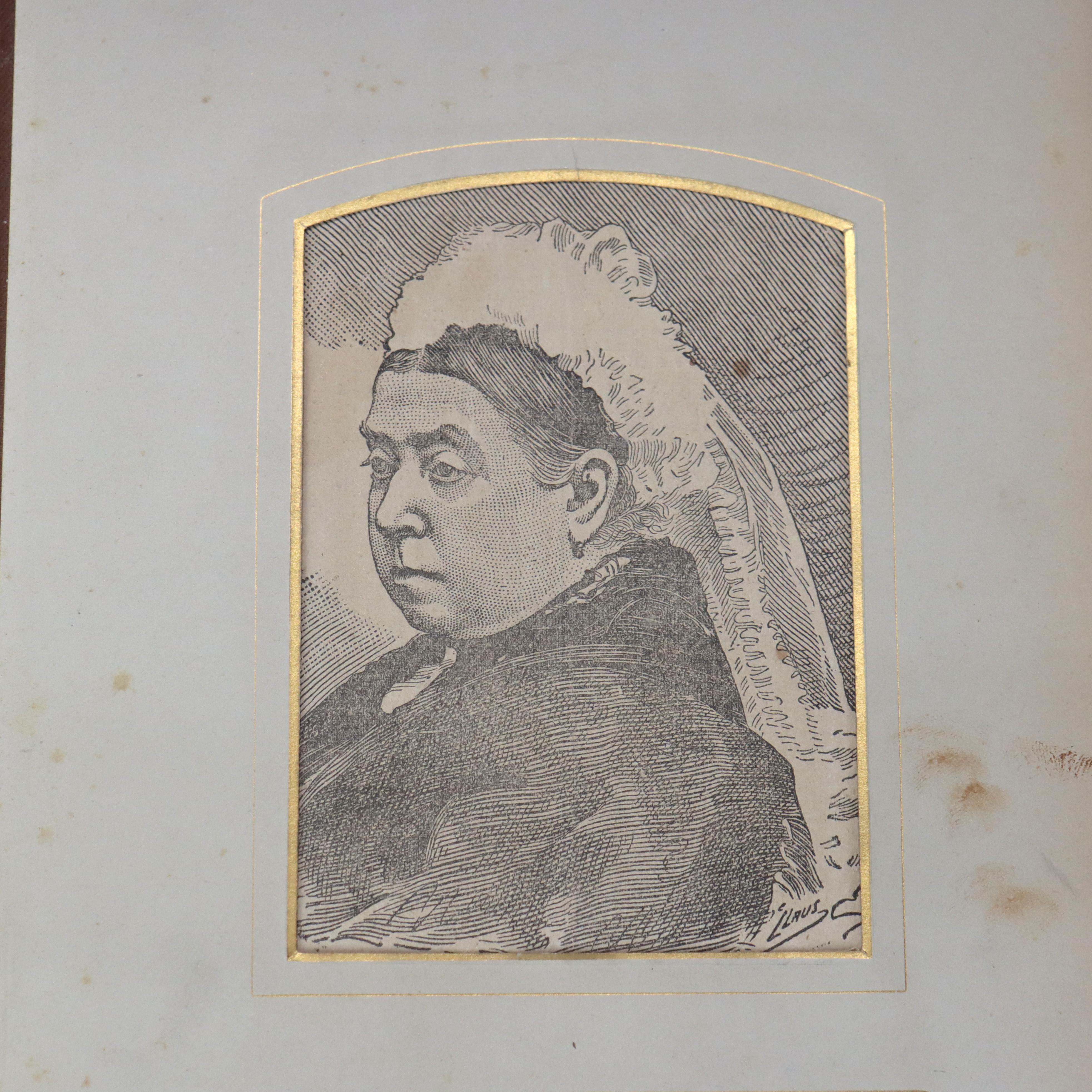 Album photo ancien en métal argenté gaufré et en cuir dans un étui, datant de 1880.   
Dimensions - 13,25 