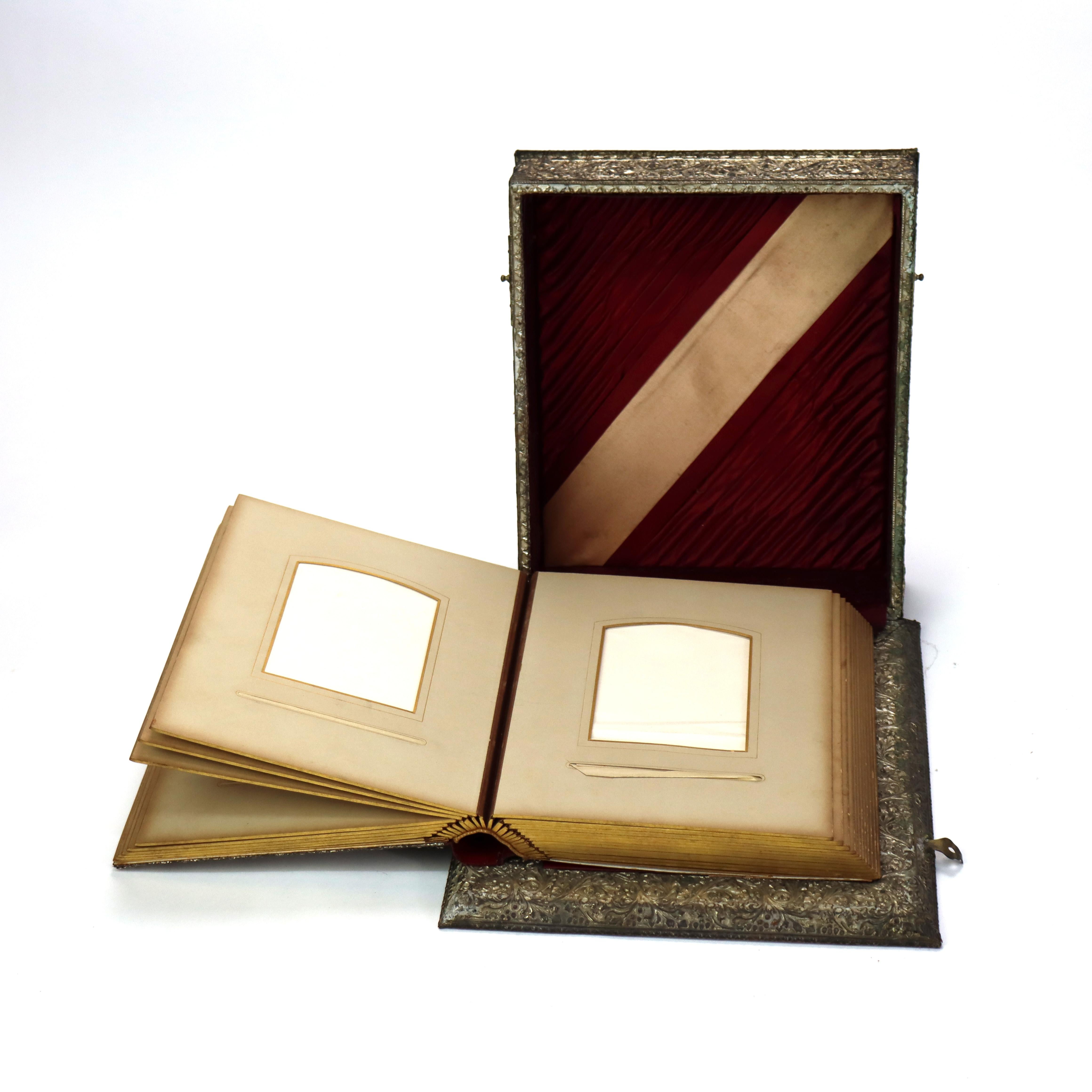 Album photo ancien en métal argenté embossé et cuir dans un coffret C1880 Bon état - En vente à Big Flats, NY