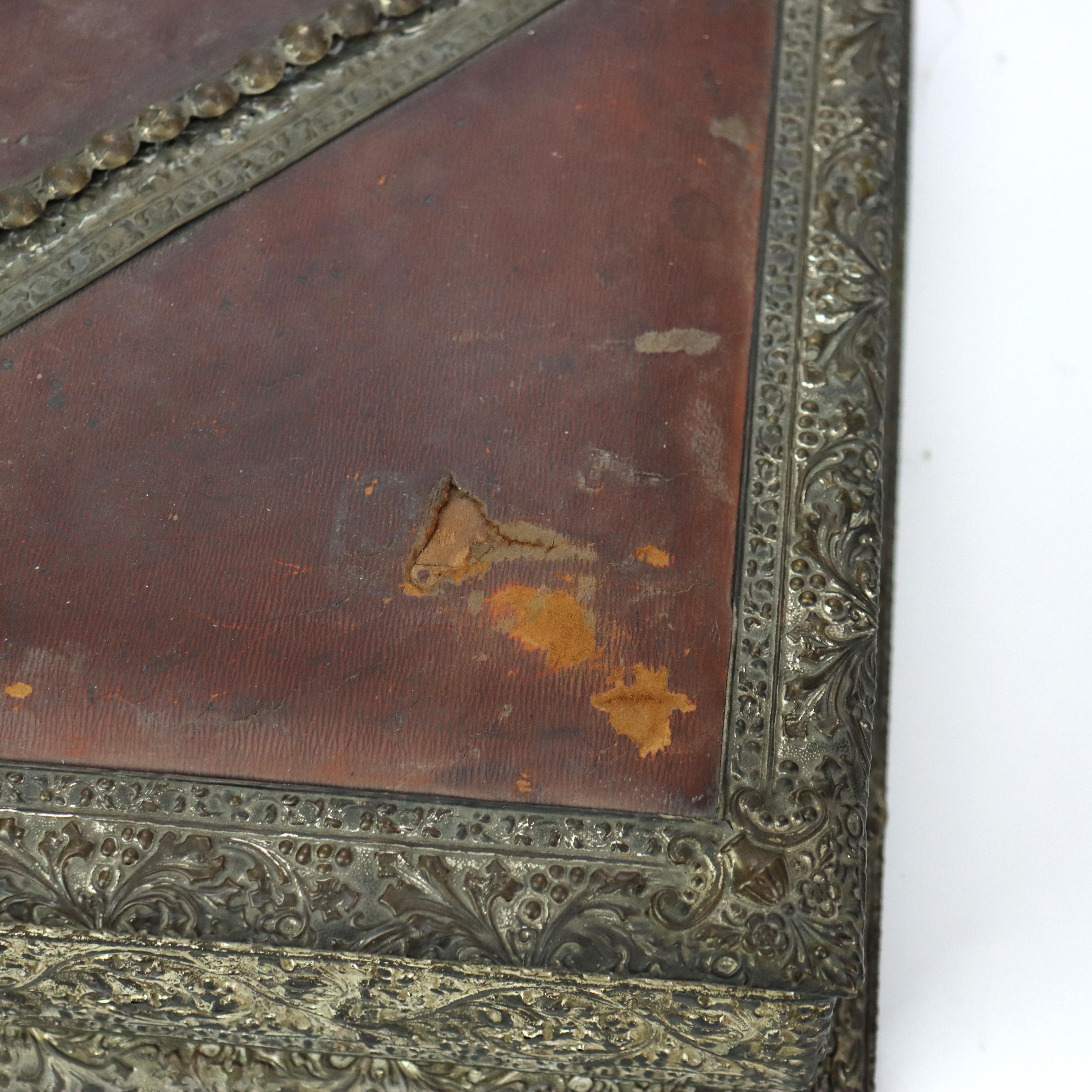 Plaqué argent Album photo ancien en métal argenté embossé et cuir dans un coffret C1880 en vente