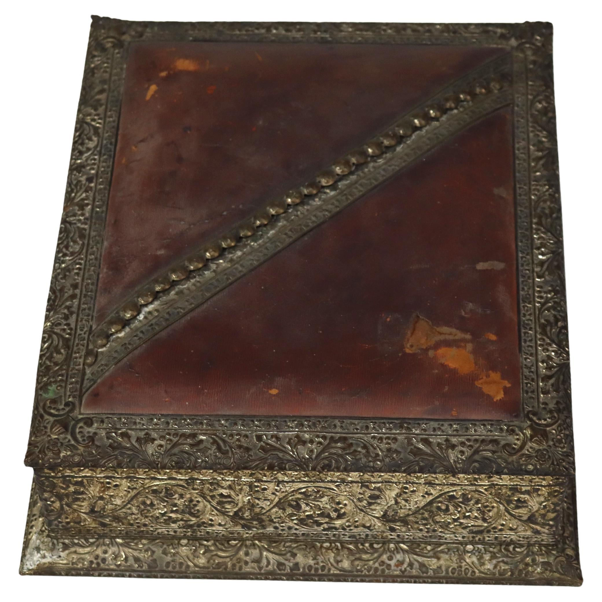 Antico album fotografico in argento goffrato e pelle con custodia C1880