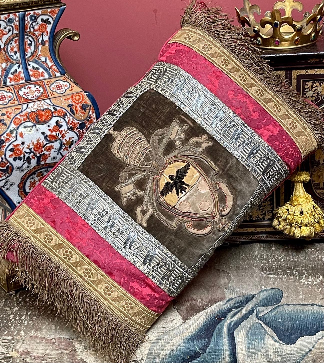 Splendido cuscino antico

Broccato di seta magenta francese del XVIII secolo

Applicato con l'antico stemma papale di Papa Pio XI

Nato nel 1857 è stato Papa dal 1922 al 1939

All'interno di un bordo a treccia metallica in argento Florentine del