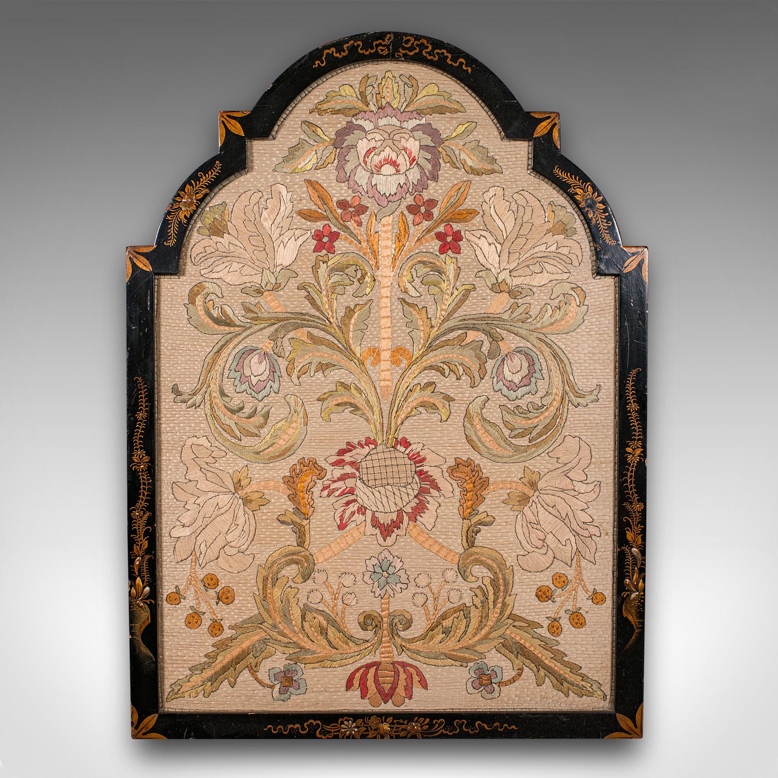 Dies ist ein antikes gesticktes Paneel. Eine englische, gerahmte Seidenarbeit nach Margarethe Helm, aus der spätviktorianischen Zeit, um 1890.

Wunderschönes Beispiel für barocke Handarbeit, inspiriert von Margarethe Helms Musterbuch von
