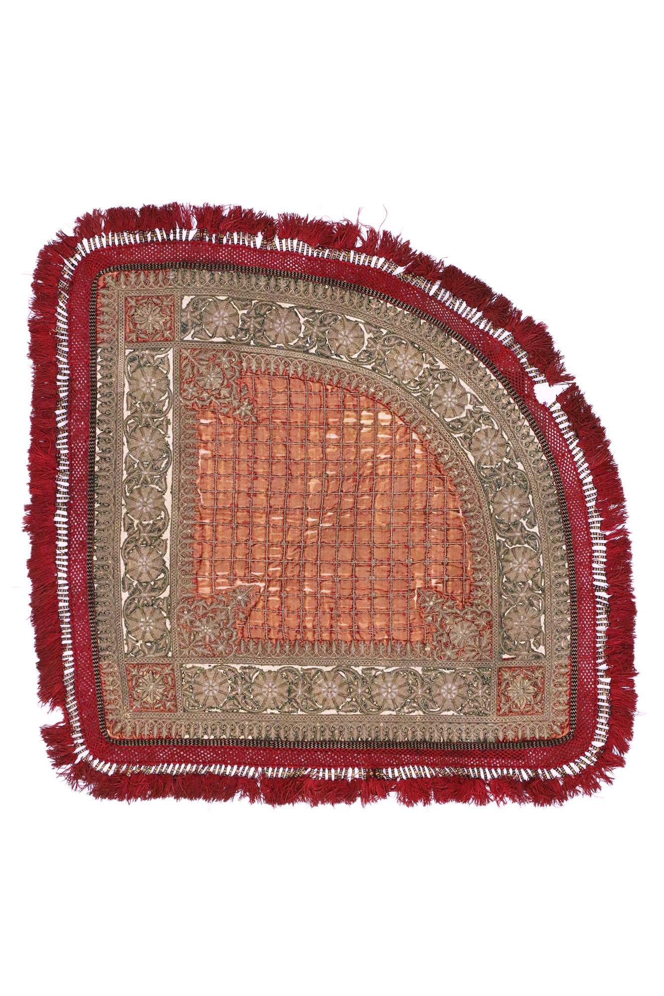 74898 Colcha bordada antigua de Rajastán de finales del siglo XIX, 03'02 x 03'07. Tejido con regia elegancia y reverencia espiritual, este antiguo tejido de seda bordada del Rajastán evoca el esplendor de una época principesca, probablemente de