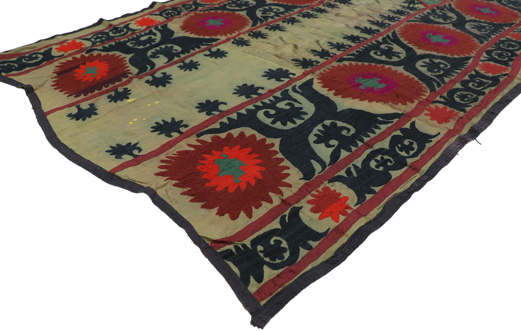 78136 Antiguo Tapiz Suzani de Oración Uzbeko, 04'06 x 07'00. Abraza la belleza y la riqueza cultural de este antiguo tapiz uzbeko Suzani, una fascinante pieza de arte textil que te transporta al corazón de Asia Central. Con un impresionante diseño