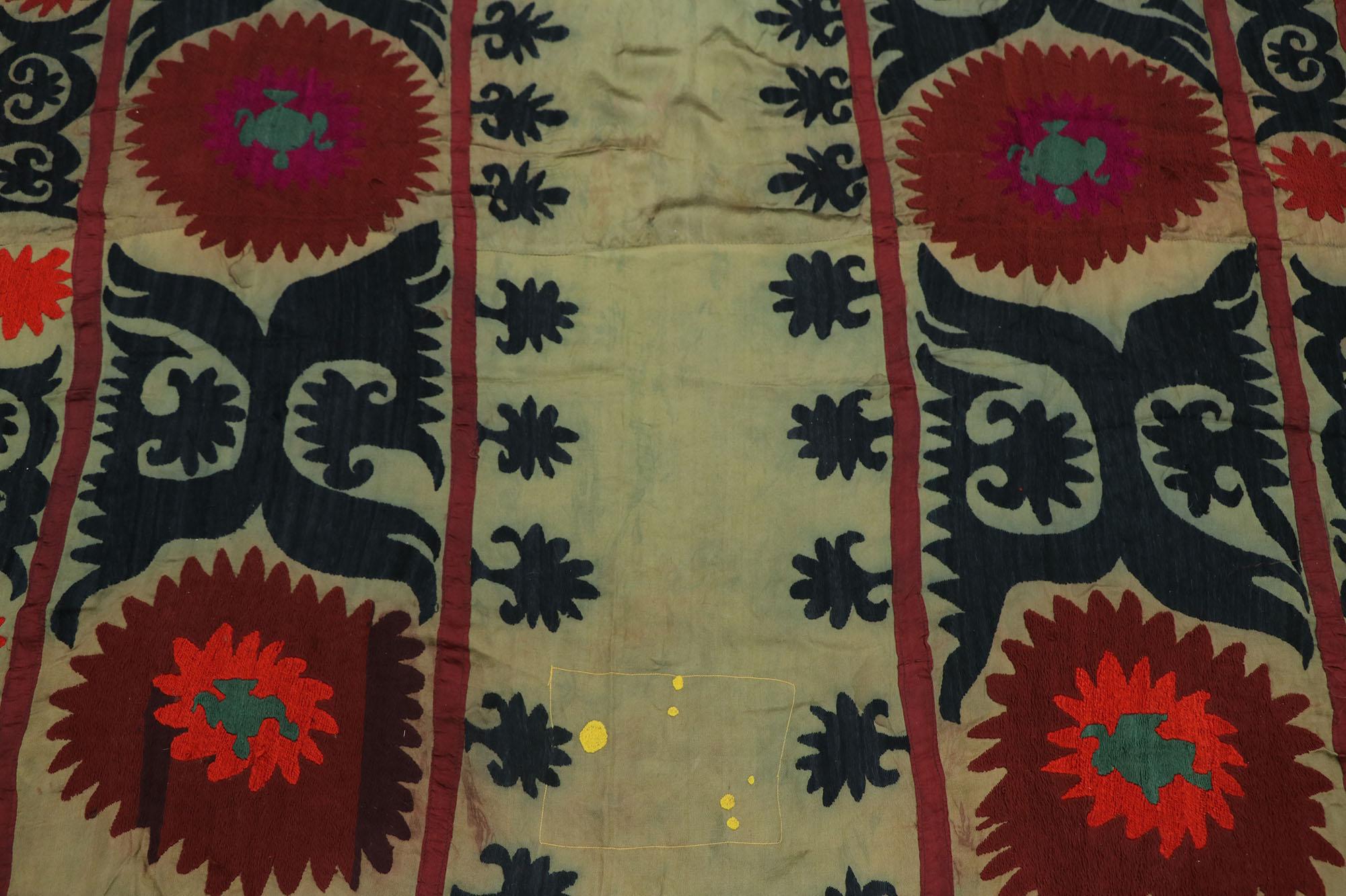 Tejido Suzani Bordado Antiguo Uzbekistán en Desgastado estado para la venta en Dallas, TX