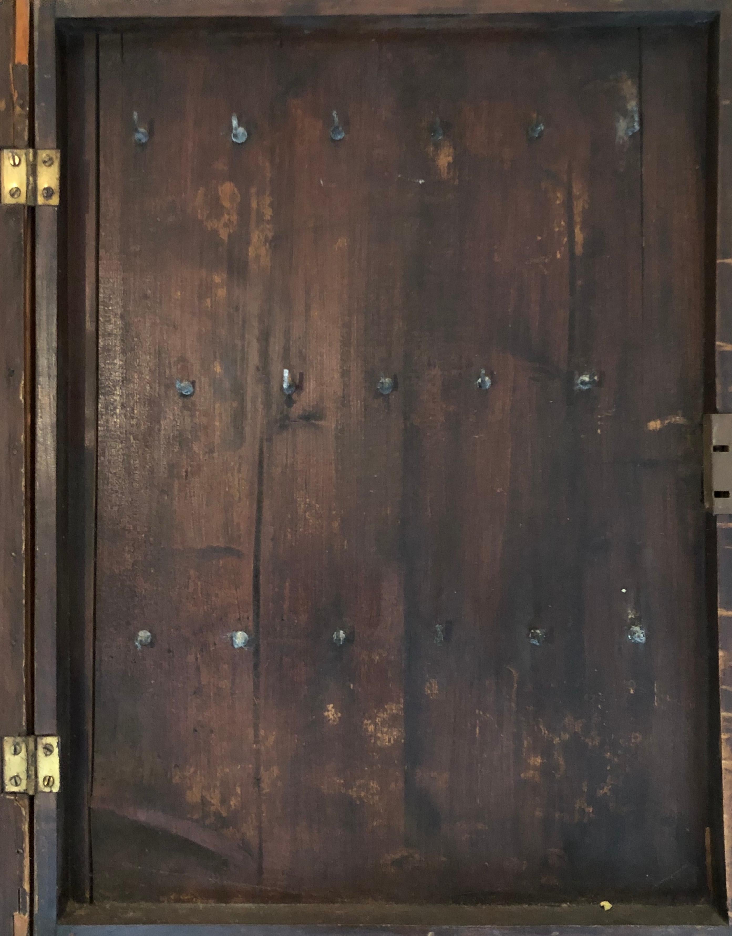 Antike Stickerei kleines Mädchen Haus Tür Rebe Blumenstrauß Wand Schlüsselschrank (Deutsch) im Angebot