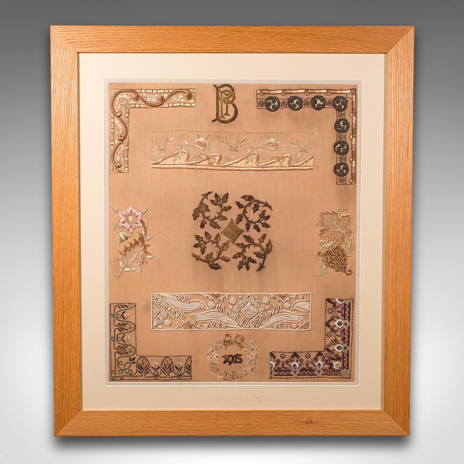
Il s'agit d'un échantillonneur de techniques de broderie anciennes. Présentoir à l'aiguille anglais encadré, datant du début du 20e siècle, vers 1915.

Exemple fascinant, présentant différentes techniques - peut-être pour un magasin de