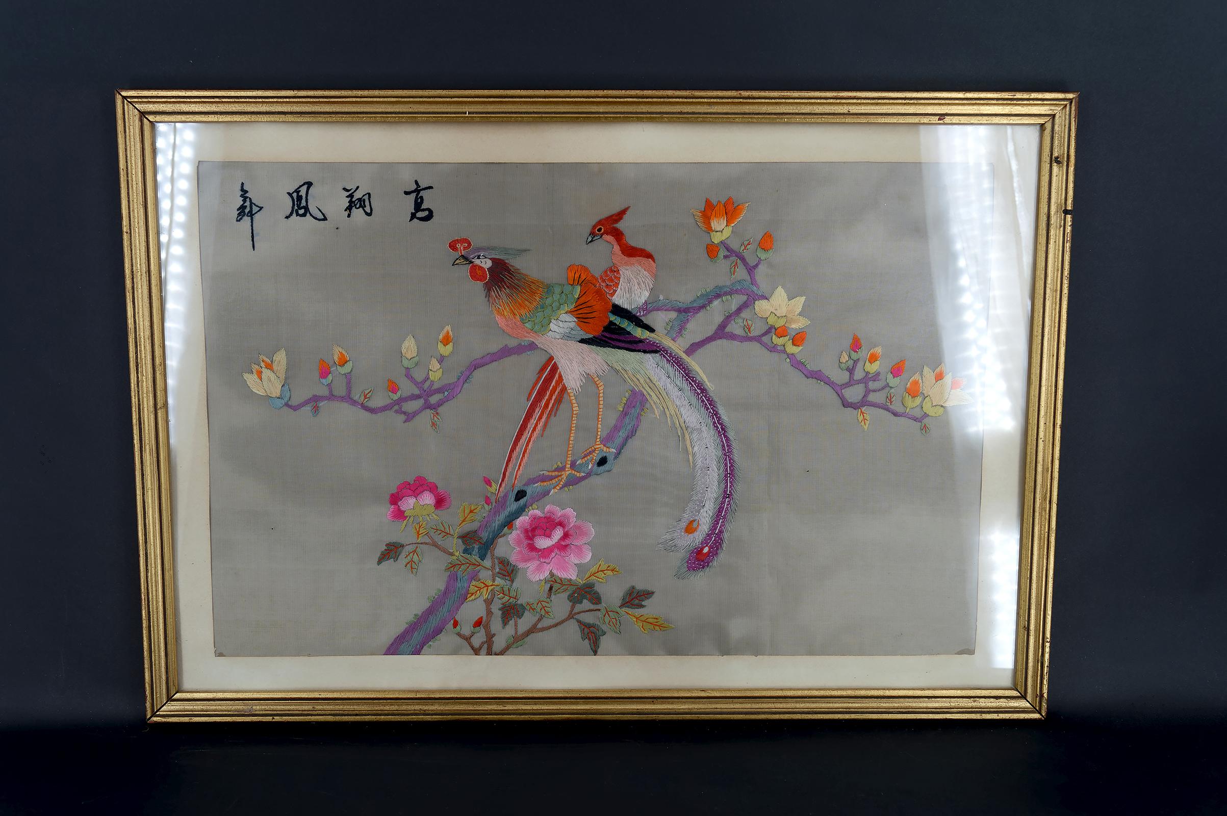 Magnifique travail de fil de soie brodé à la main, encadré sous verre.
Un couple d'oiseaux sur une branche d'arbre en fleurs.
Début du 20e siècle
Chine du Sud
Bon état
Hauteur : 43 cm
Largeur : 64 cm
Profondeur : 3 cm
