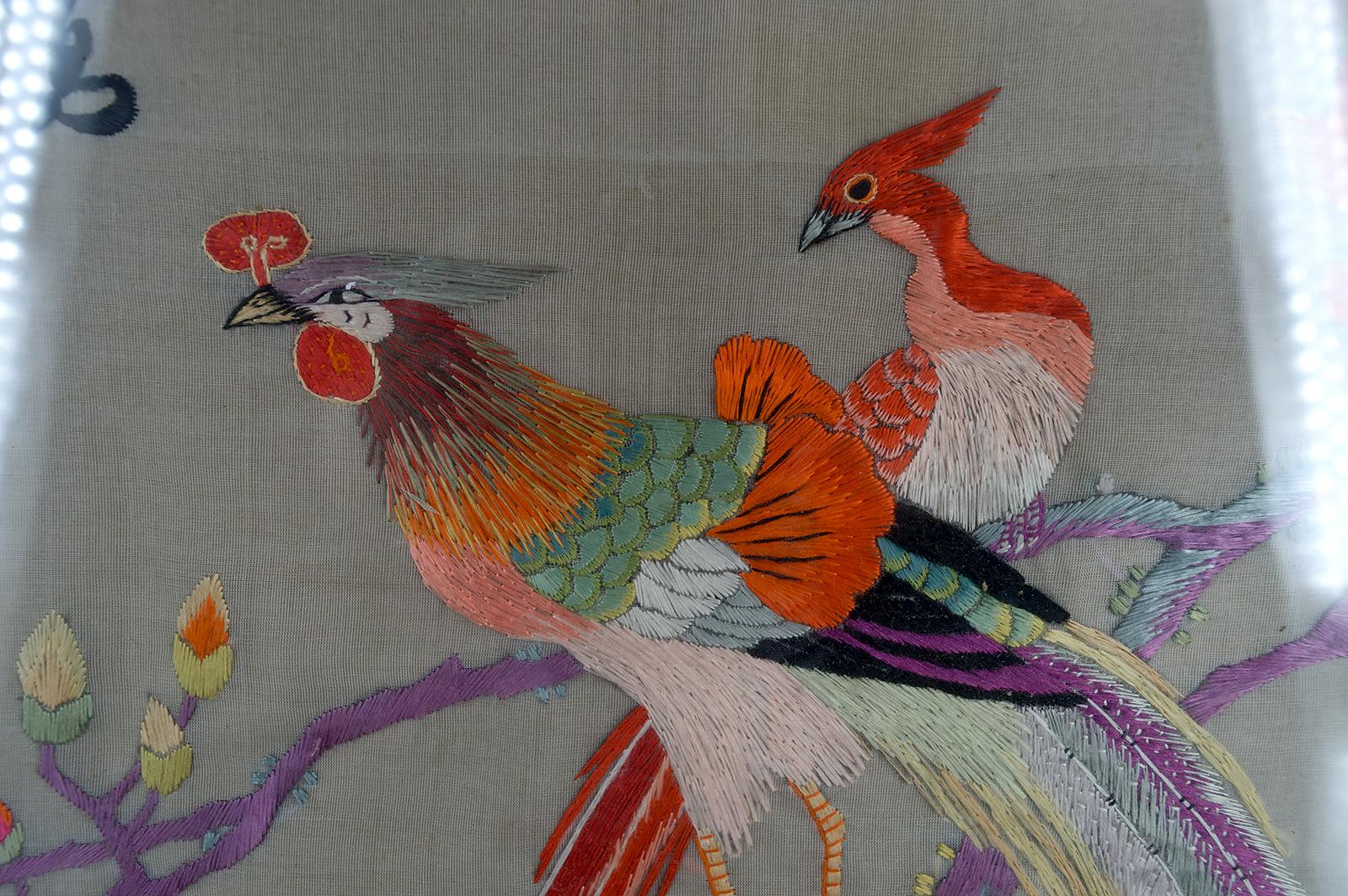 Broderie ancienne sous verre, soie, Chine, début du 20e siècle Bon état - En vente à VÉZELAY, FR