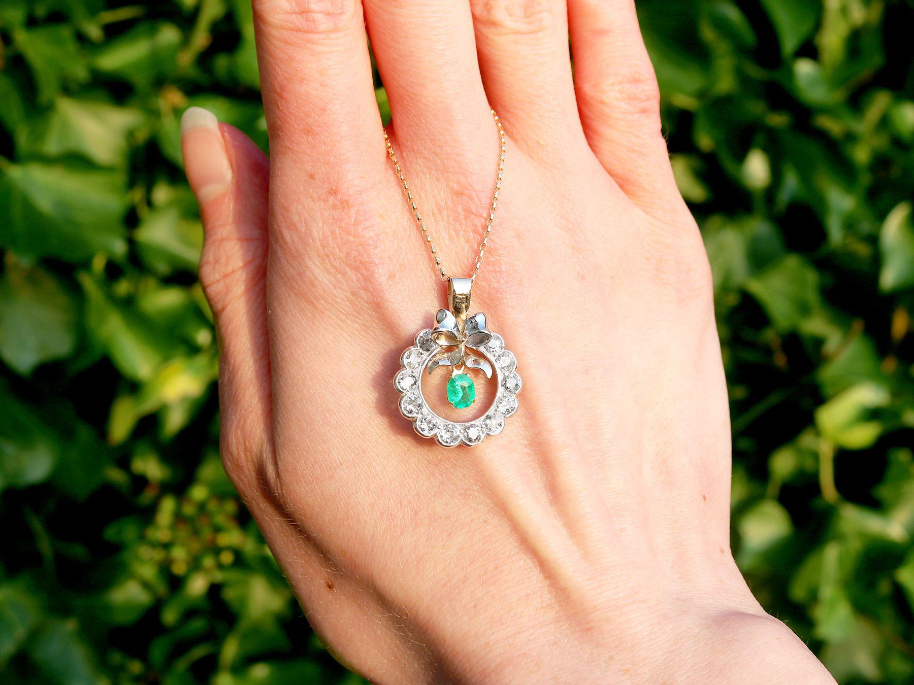 Pendentif en or jaune 9 carats et argent, orné d'une émeraude de 0,33 carat et d'un diamant de 1,30 carat. Ce pendentif fait partie de notre collection de bijoux anciens.

Ce pendentif en émeraude, fin et impressionnant, a été réalisé en or jaune 9k